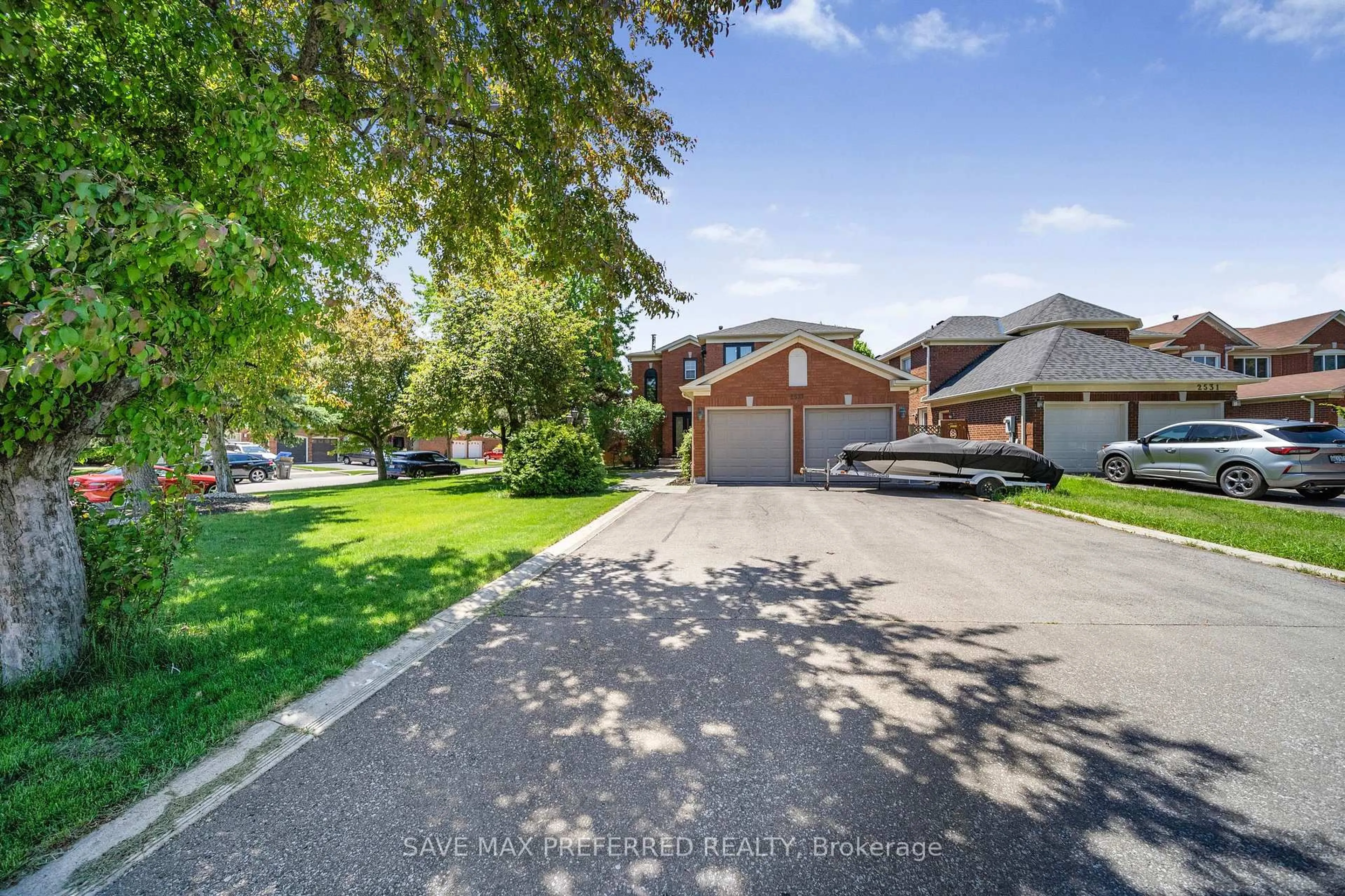 A pic from outside/outdoor area/front of a property/back of a property/a pic from drone, street for 2537 Ambercroft Tr, Mississauga Ontario L5M 4K5