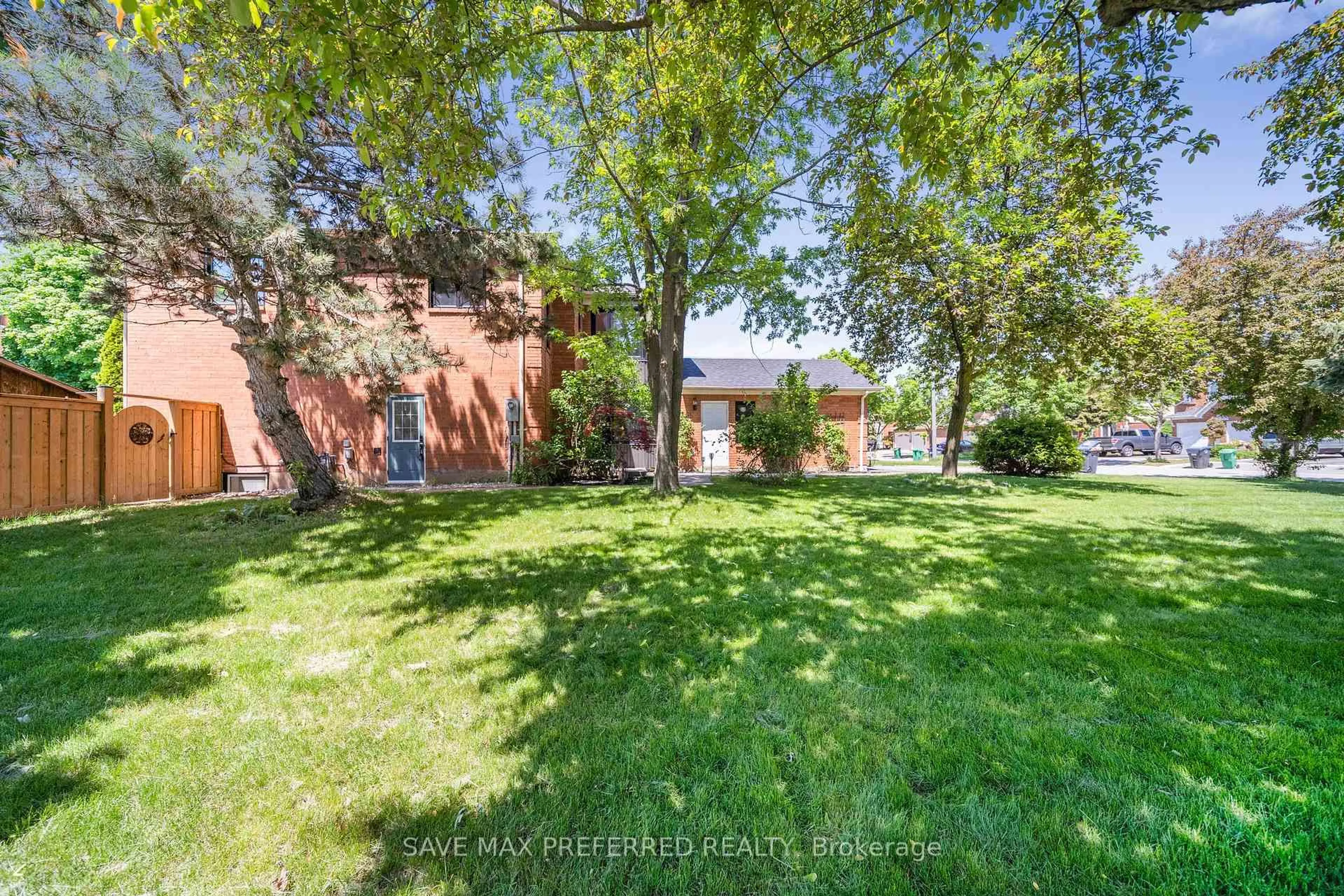 A pic from outside/outdoor area/front of a property/back of a property/a pic from drone, street for 2537 Ambercroft Tr, Mississauga Ontario L5M 4K5