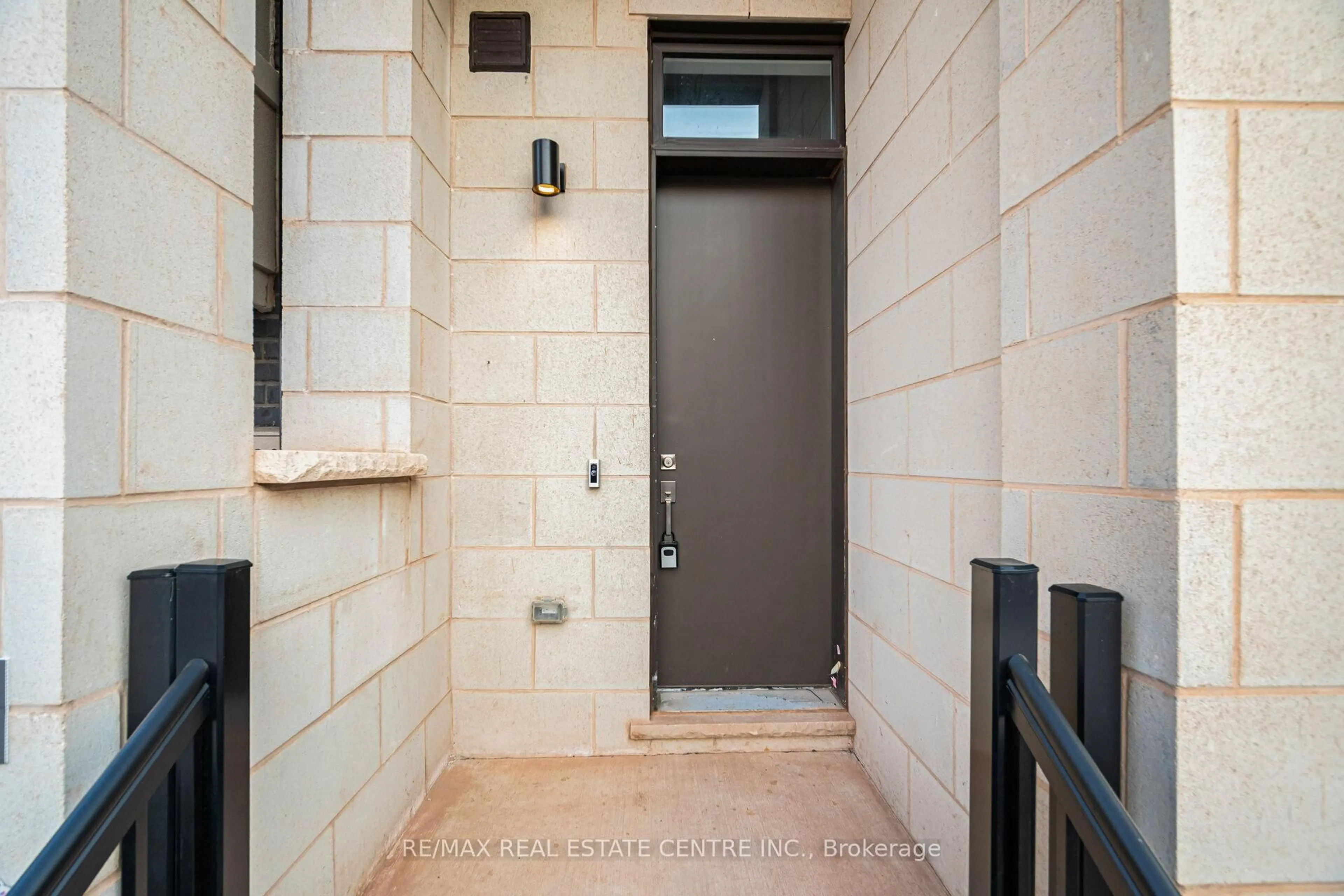 Indoor entryway for 1320 Kobzar Dr, Oakville Ontario L6M 5R2