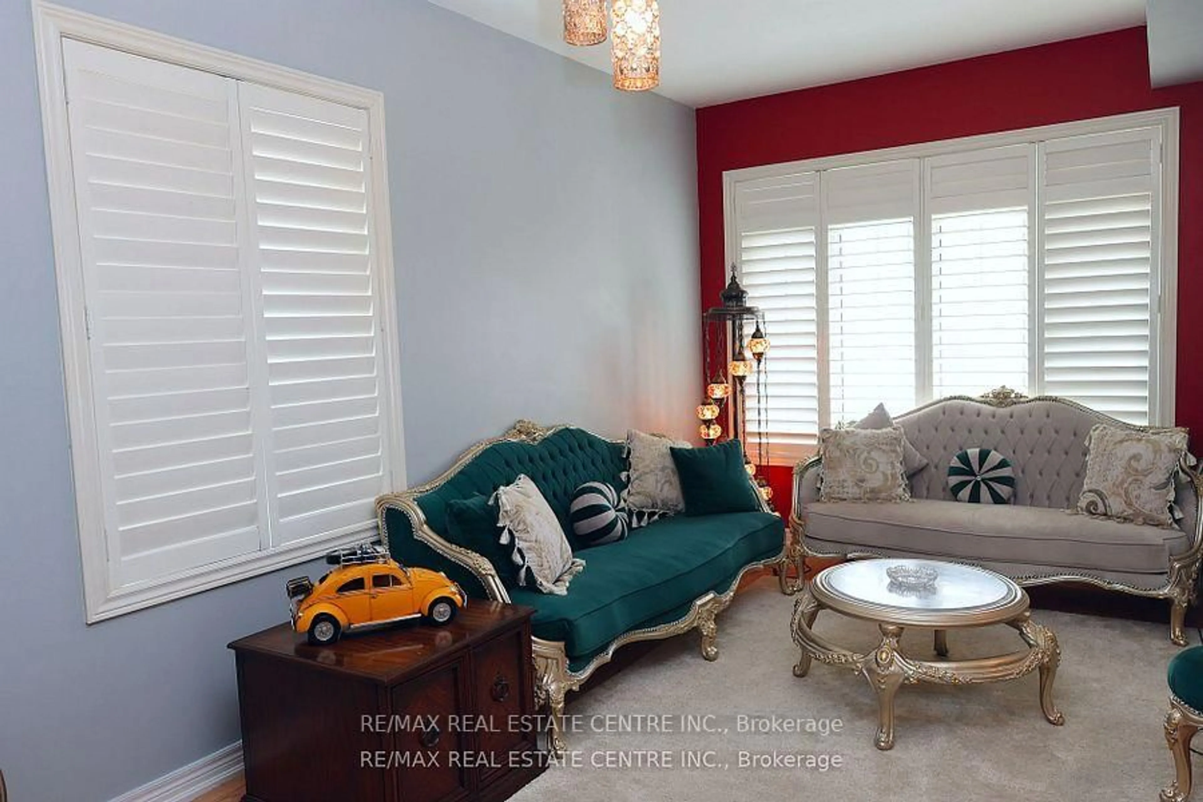 Living room with furniture, wood/laminate floor for 120 Bellchase Tr, Brampton Ontario L6P 3L3