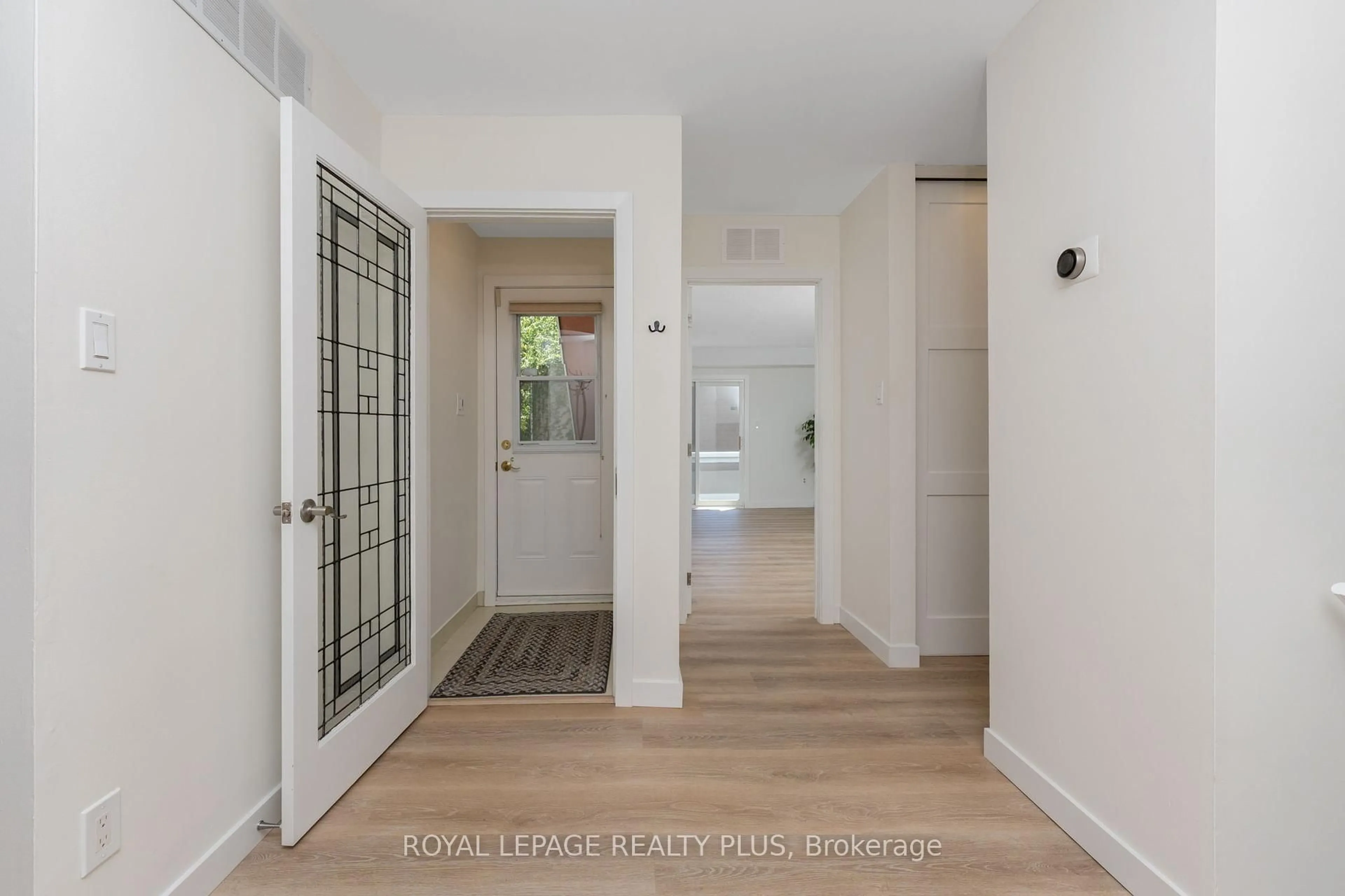 Indoor entryway for 1206 Kos Blvd, Mississauga Ontario L5J 4L7
