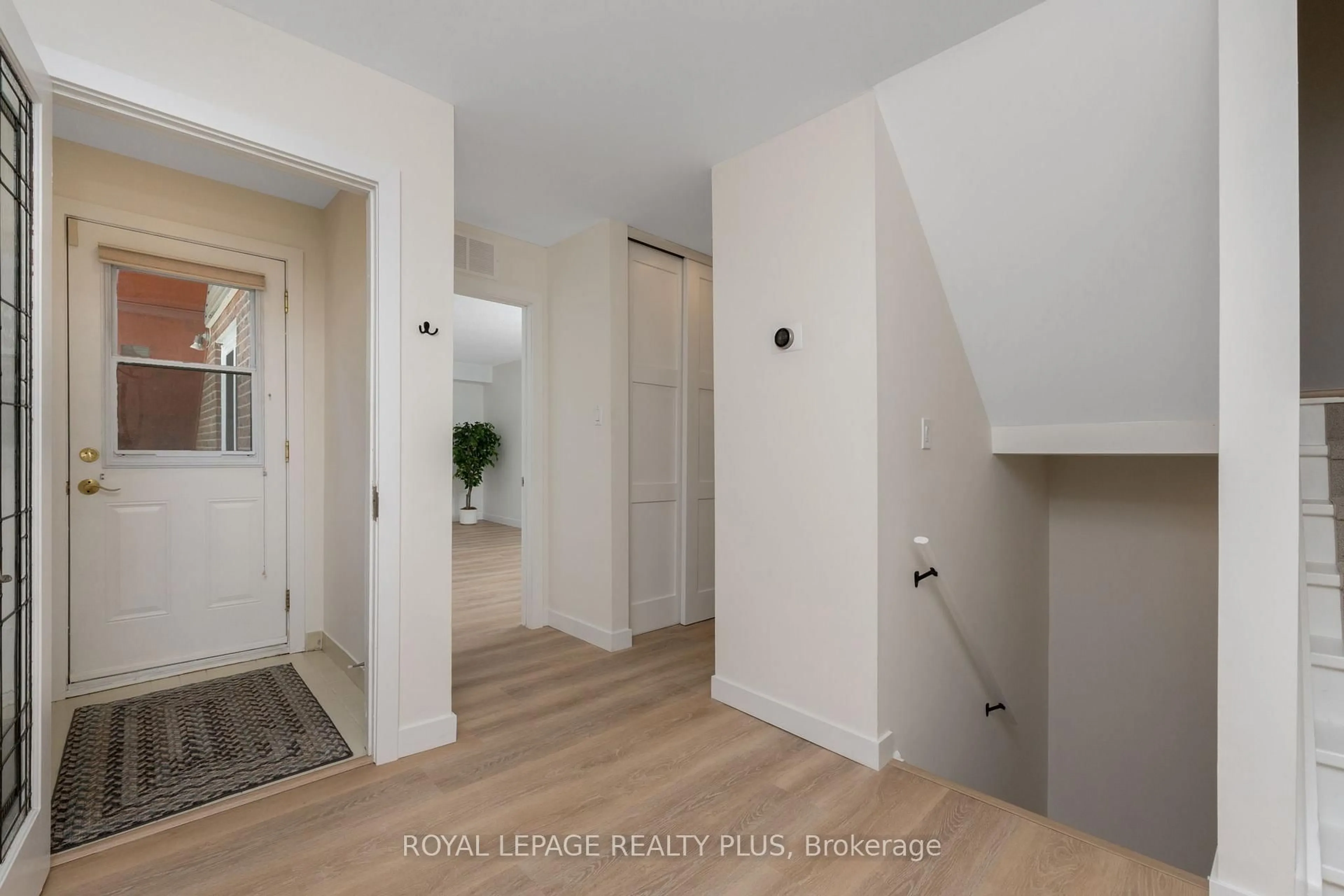 Indoor entryway for 1206 Kos Blvd, Mississauga Ontario L5J 4L7
