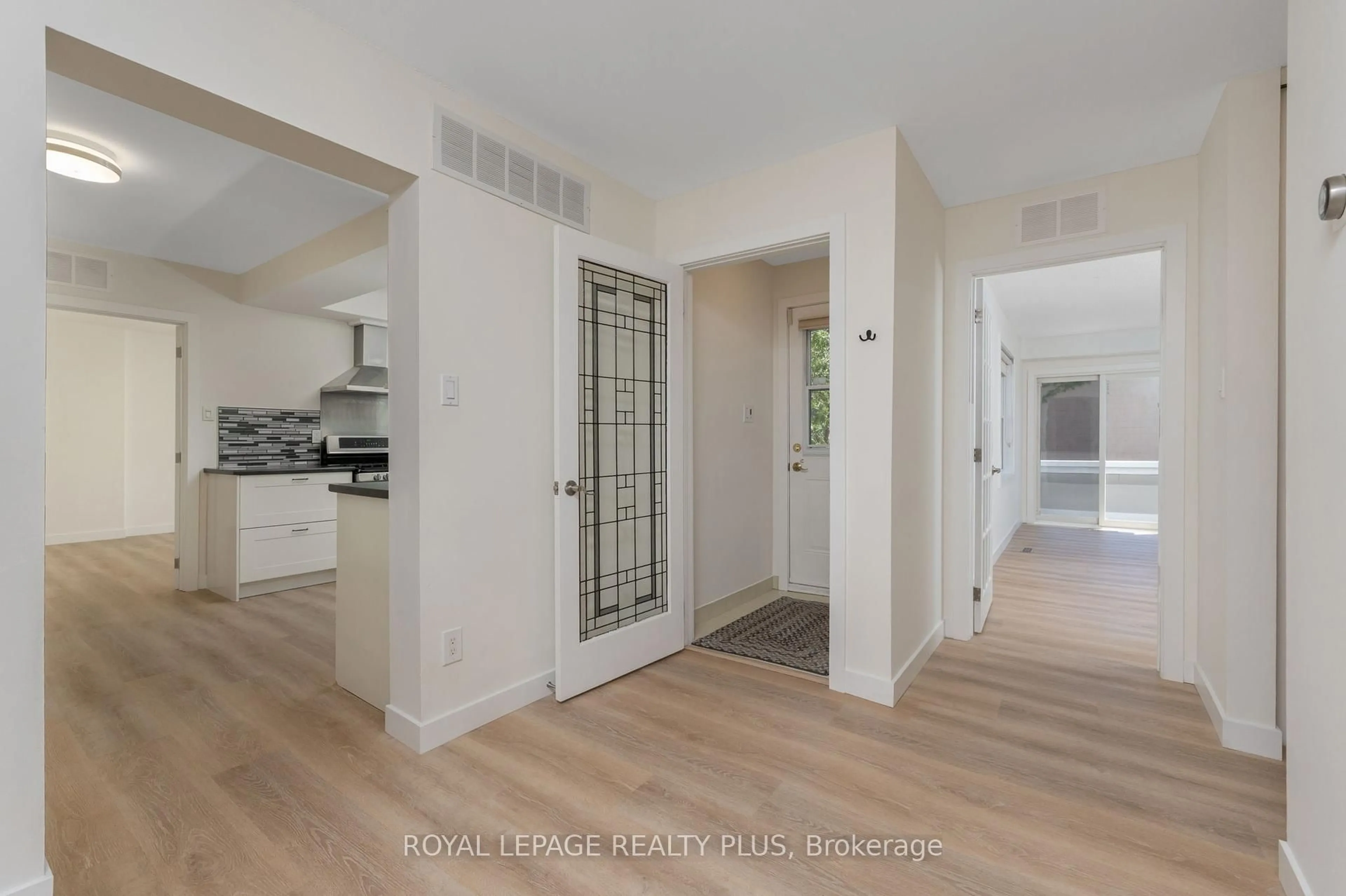 Indoor entryway for 1206 Kos Blvd, Mississauga Ontario L5J 4L7