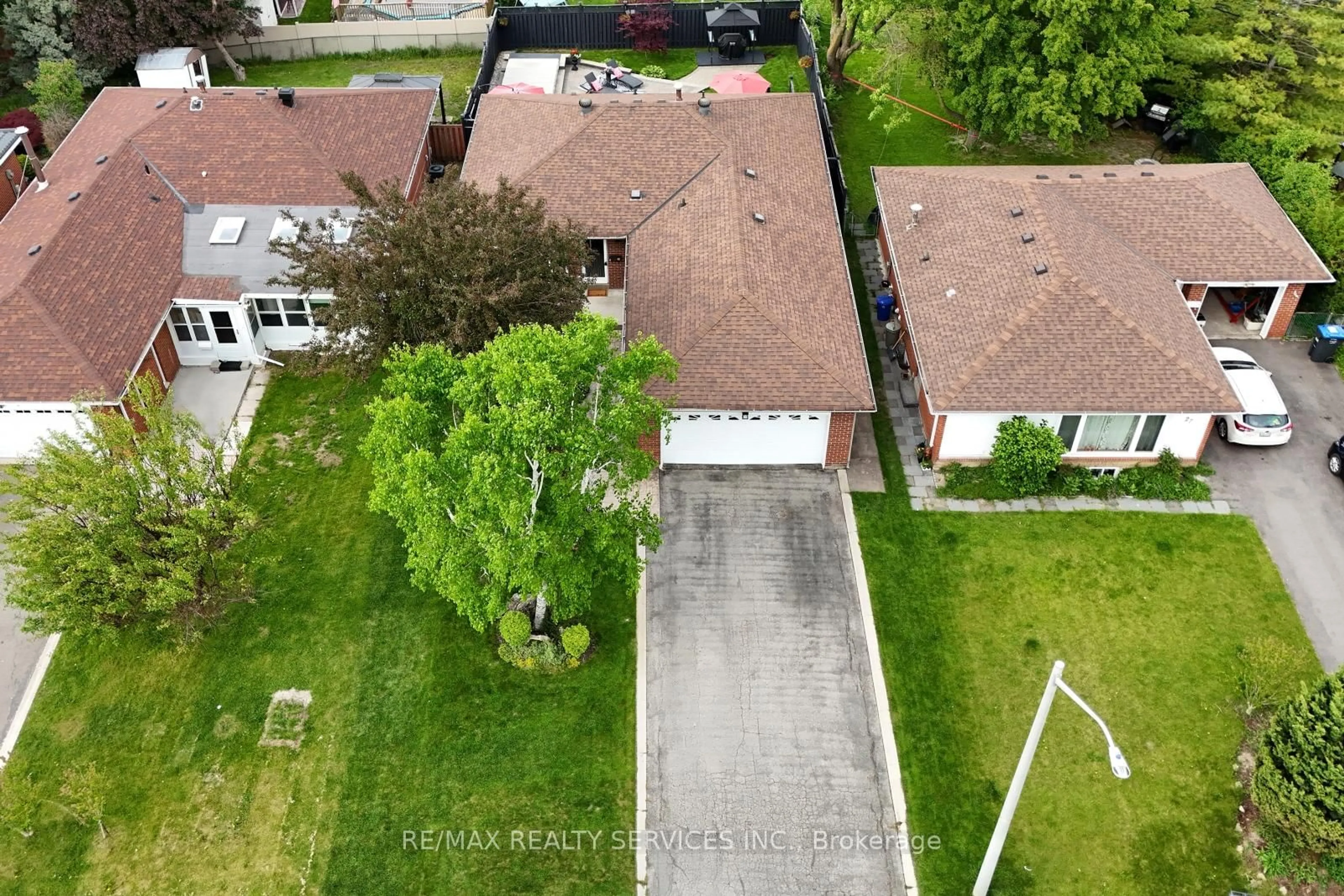 A pic from outside/outdoor area/front of a property/back of a property/a pic from drone, street for 29 Dorchester Dr, Brampton Ontario L6T 3C8