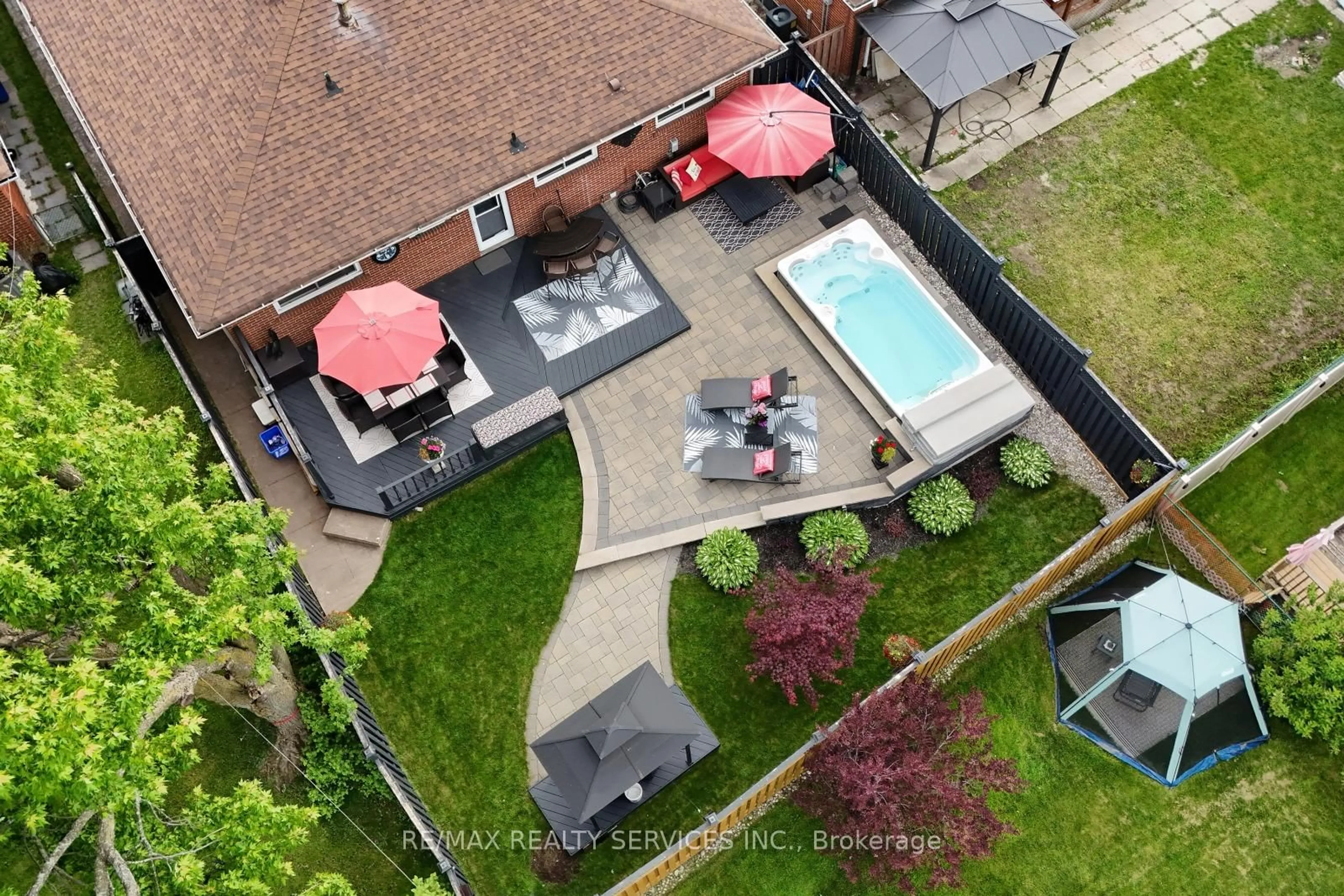 A pic from outside/outdoor area/front of a property/back of a property/a pic from drone, street for 29 Dorchester Dr, Brampton Ontario L6T 3C8