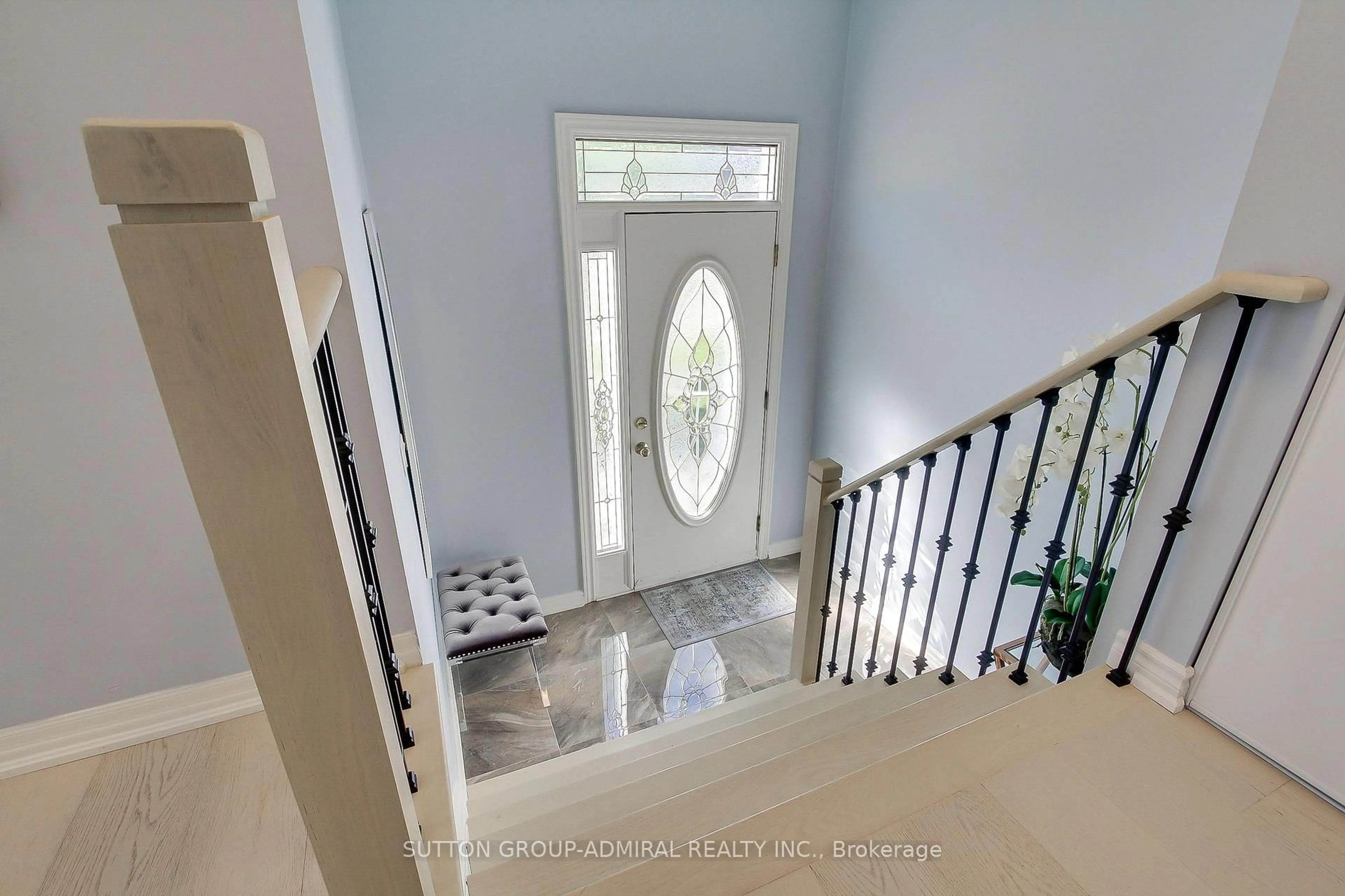 Indoor entryway for 1559 Shale Oak Mews, Mississauga Ontario L4W 2M1