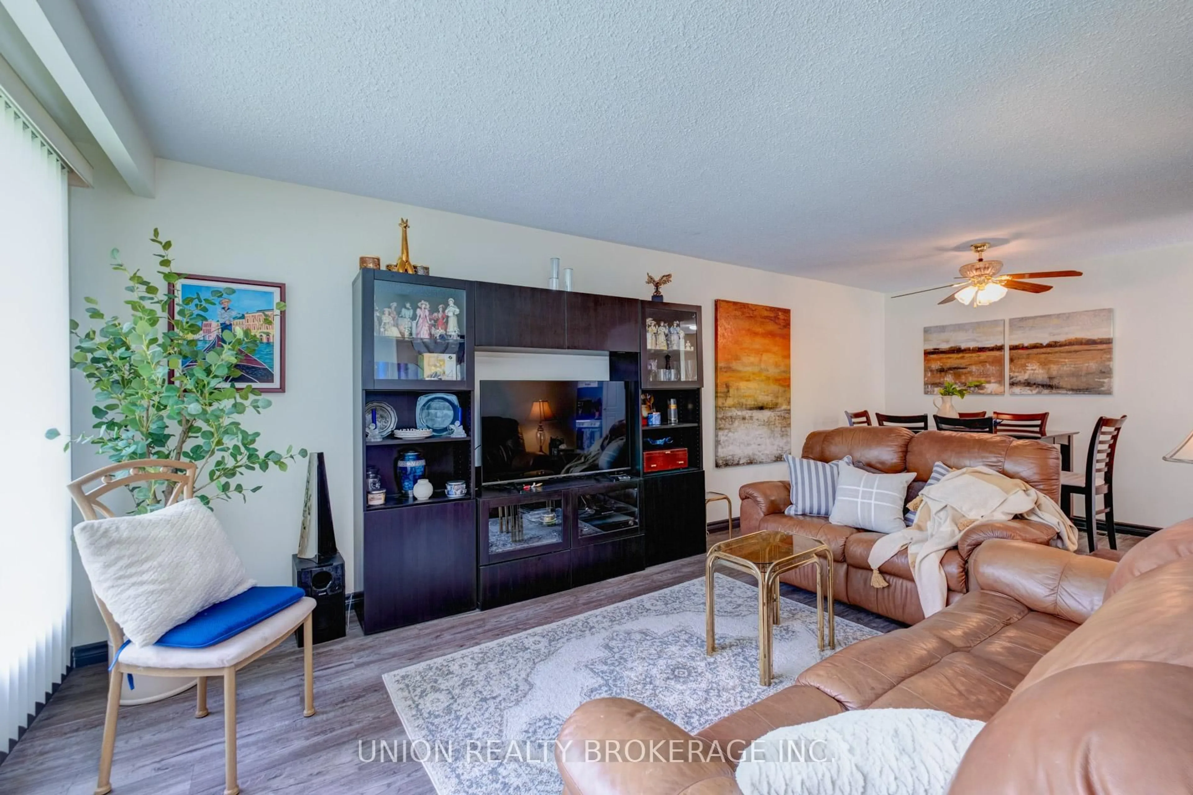 Living room with furniture, unknown for 3263 Klaiman Dr, Mississauga Ontario L4Y 3C7