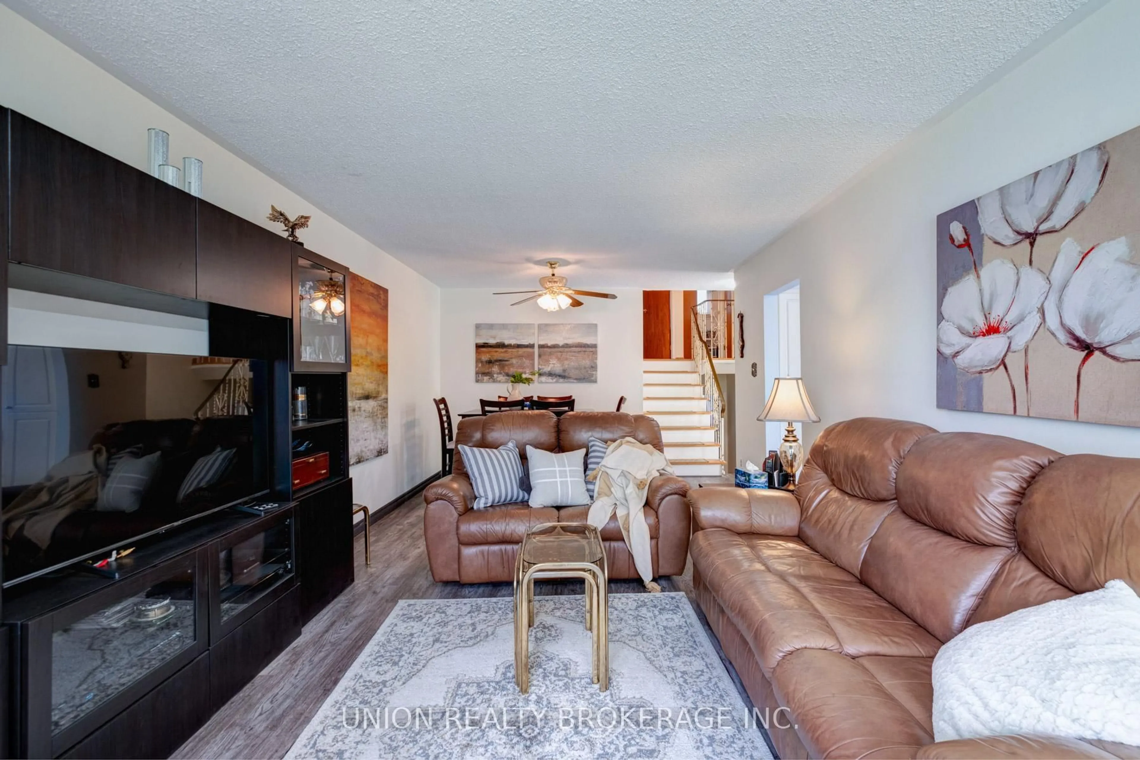 Living room with furniture, unknown for 3263 Klaiman Dr, Mississauga Ontario L4Y 3C7