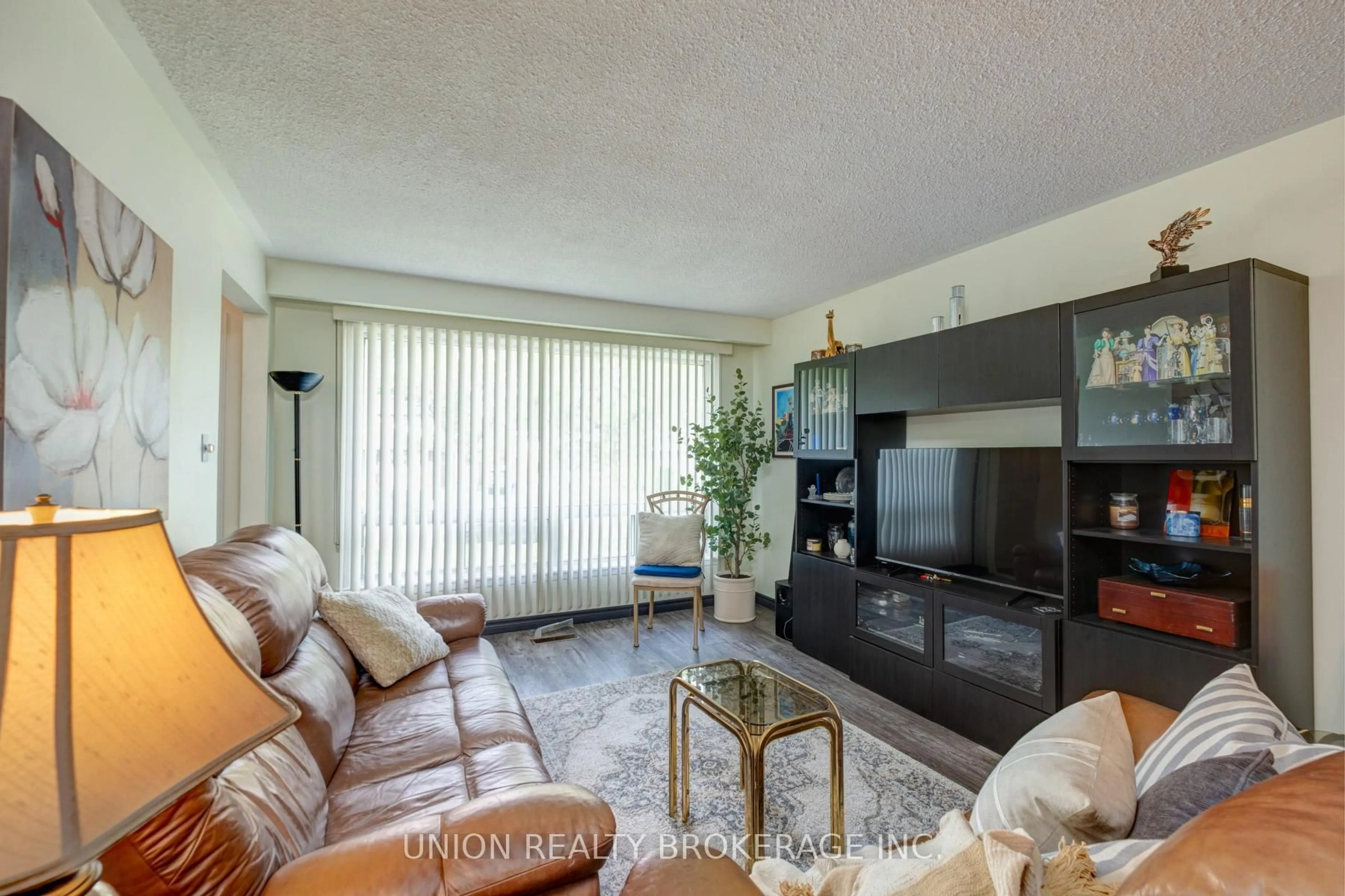 Living room with furniture, unknown for 3263 Klaiman Dr, Mississauga Ontario L4Y 3C7