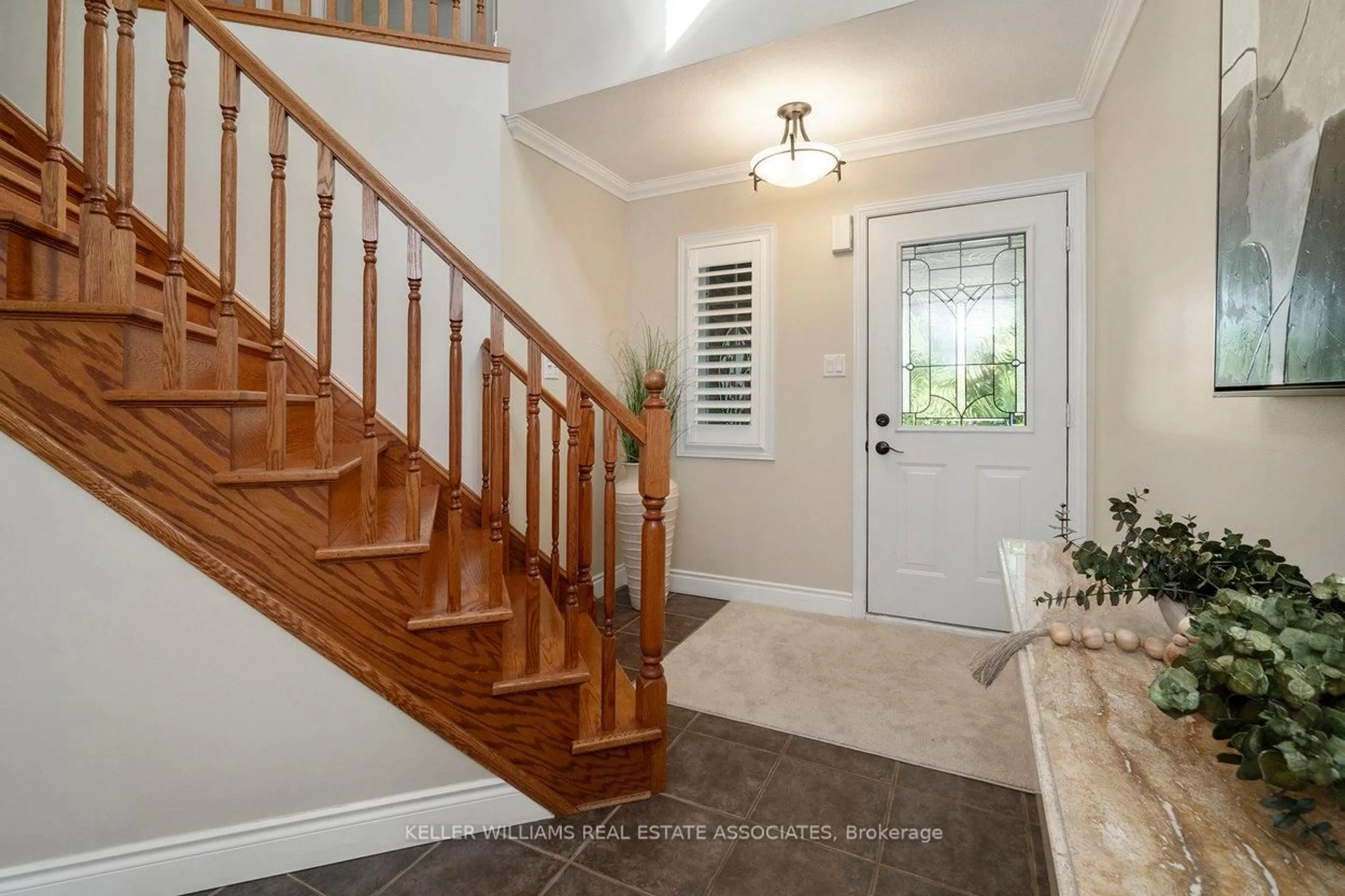 Indoor entryway for 10 Meadowglen Blvd, Halton Hills Ontario L7G 6H9