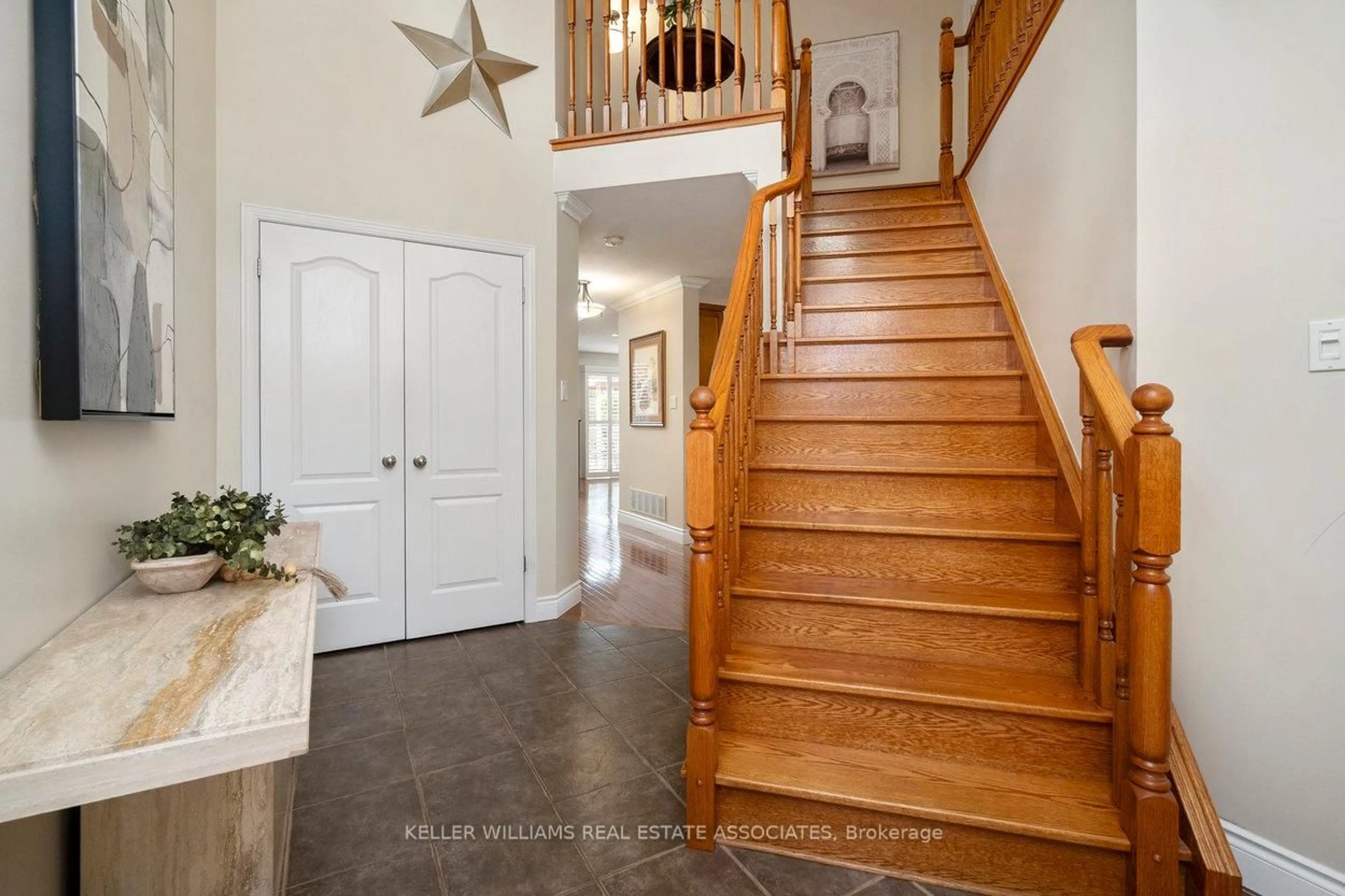 Indoor entryway for 10 Meadowglen Blvd, Halton Hills Ontario L7G 6H9
