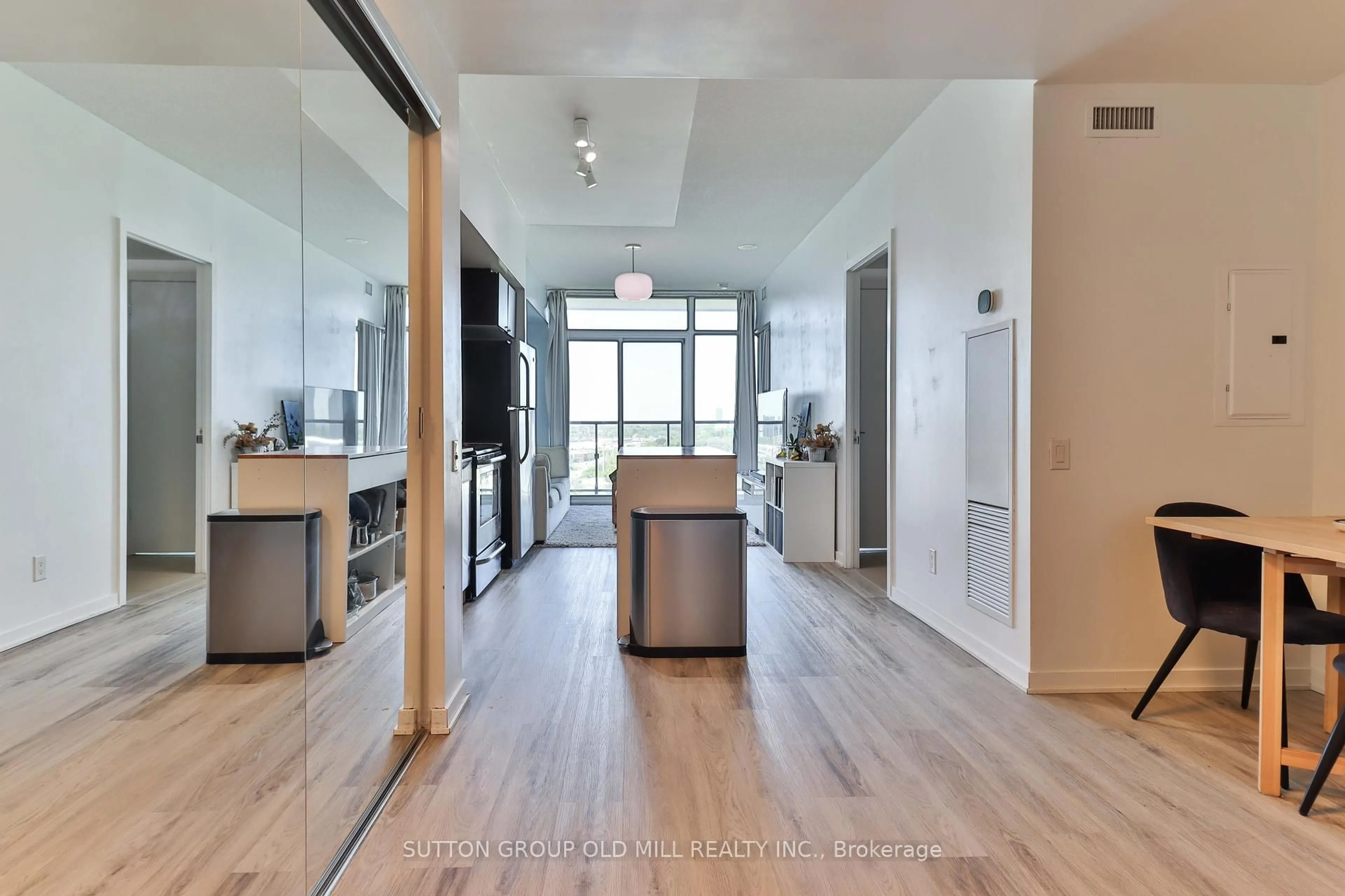 Indoor entryway for 105 The Queensway N/A #1904, Toronto Ontario M6S 5B5