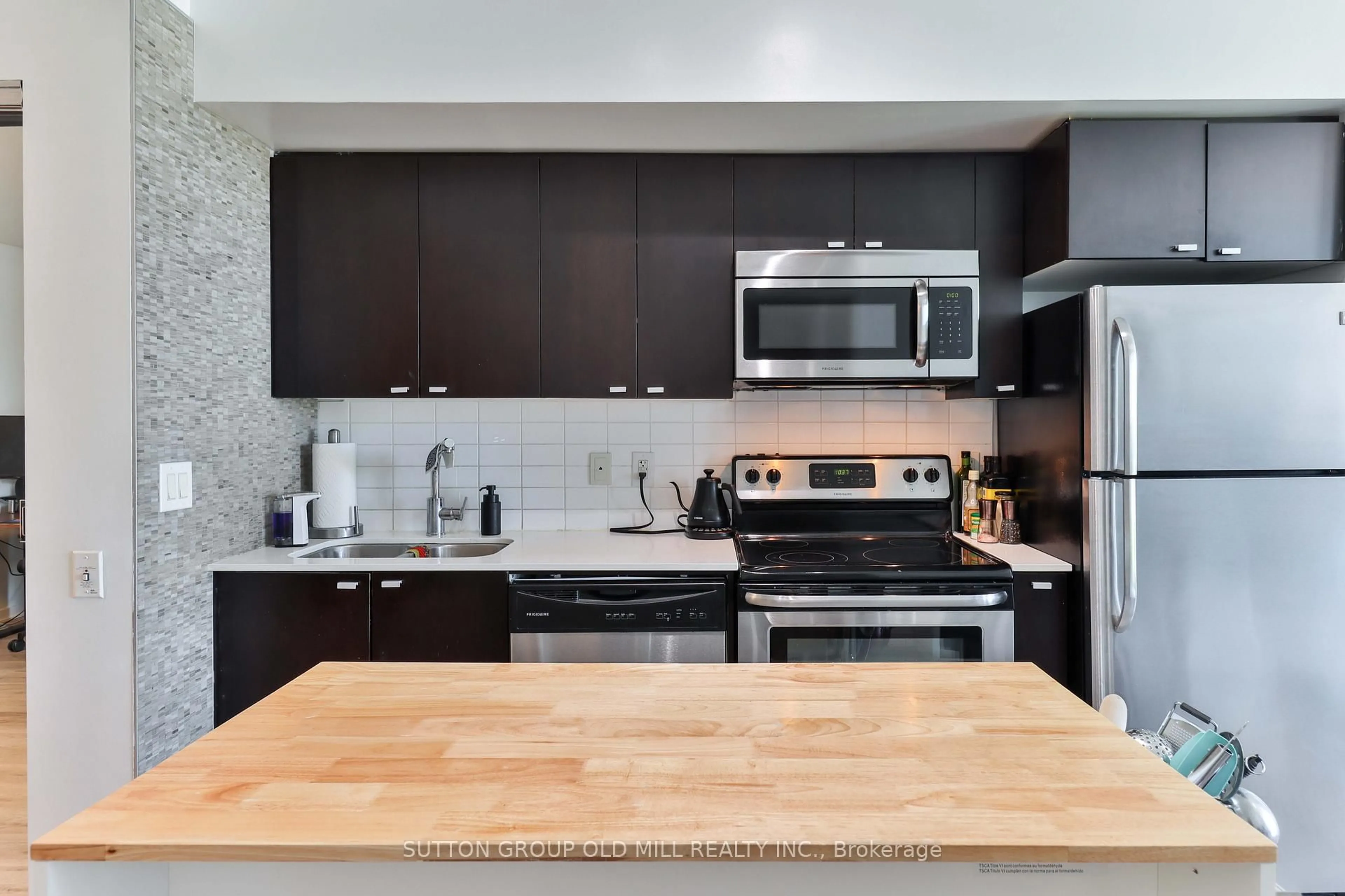 Contemporary kitchen, unknown for 105 The Queensway #1904, Toronto Ontario M6S 5B5