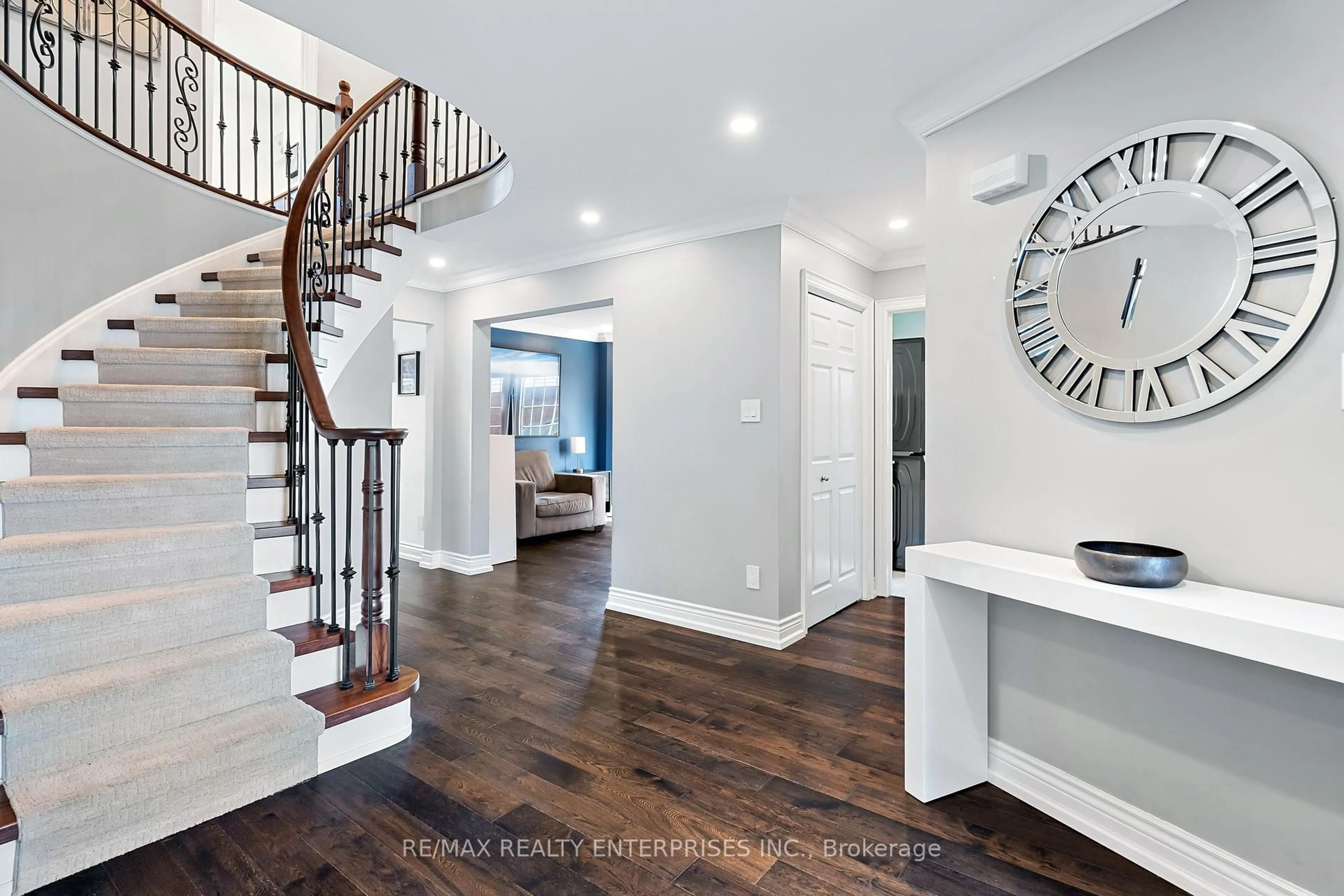 Indoor entryway for 2135 Chrisdon Rd, Burlington Ontario L7M 3S4