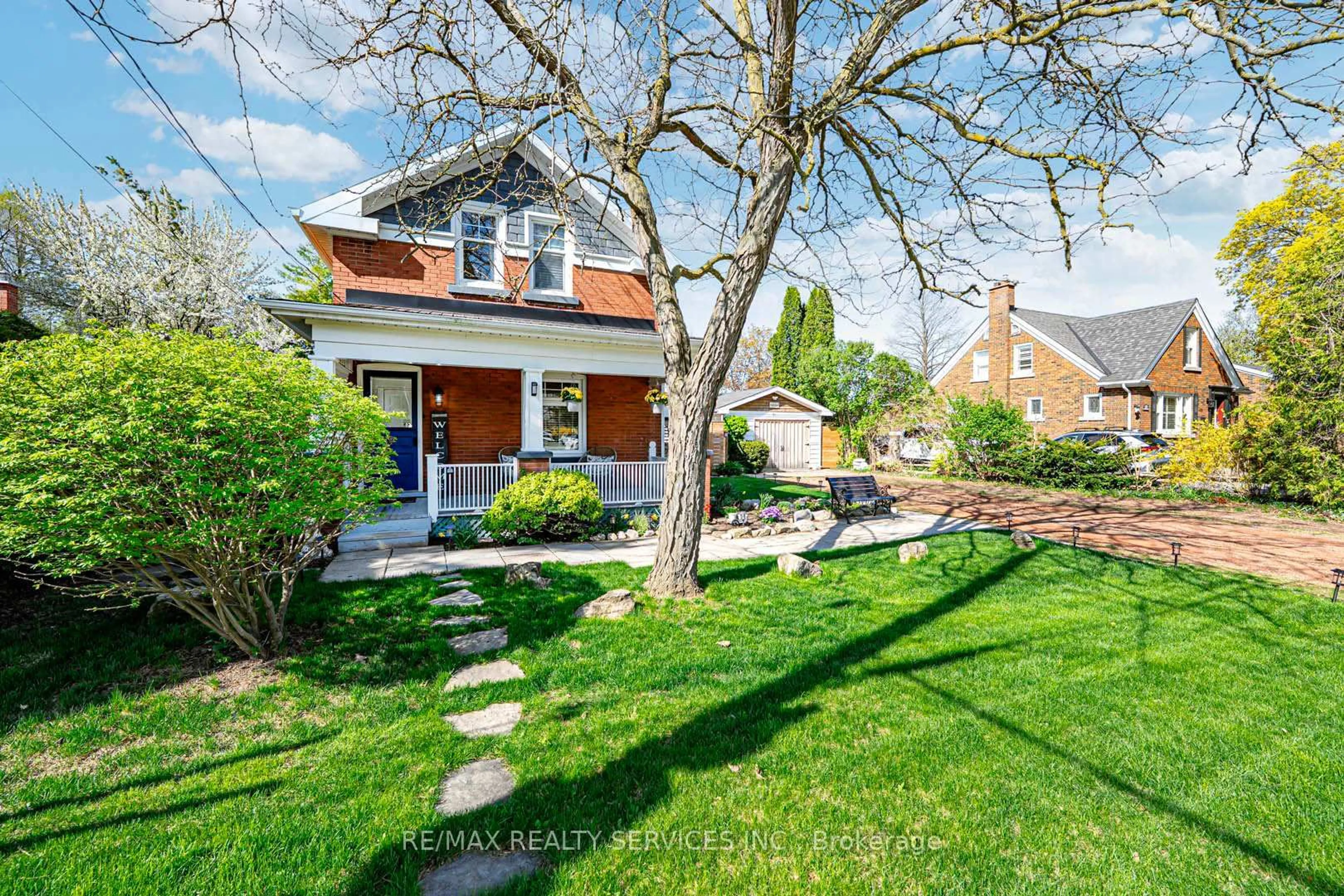 A pic from outside/outdoor area/front of a property/back of a property/a pic from drone, street for 112 Court St, Milton Ontario L9T 2S3