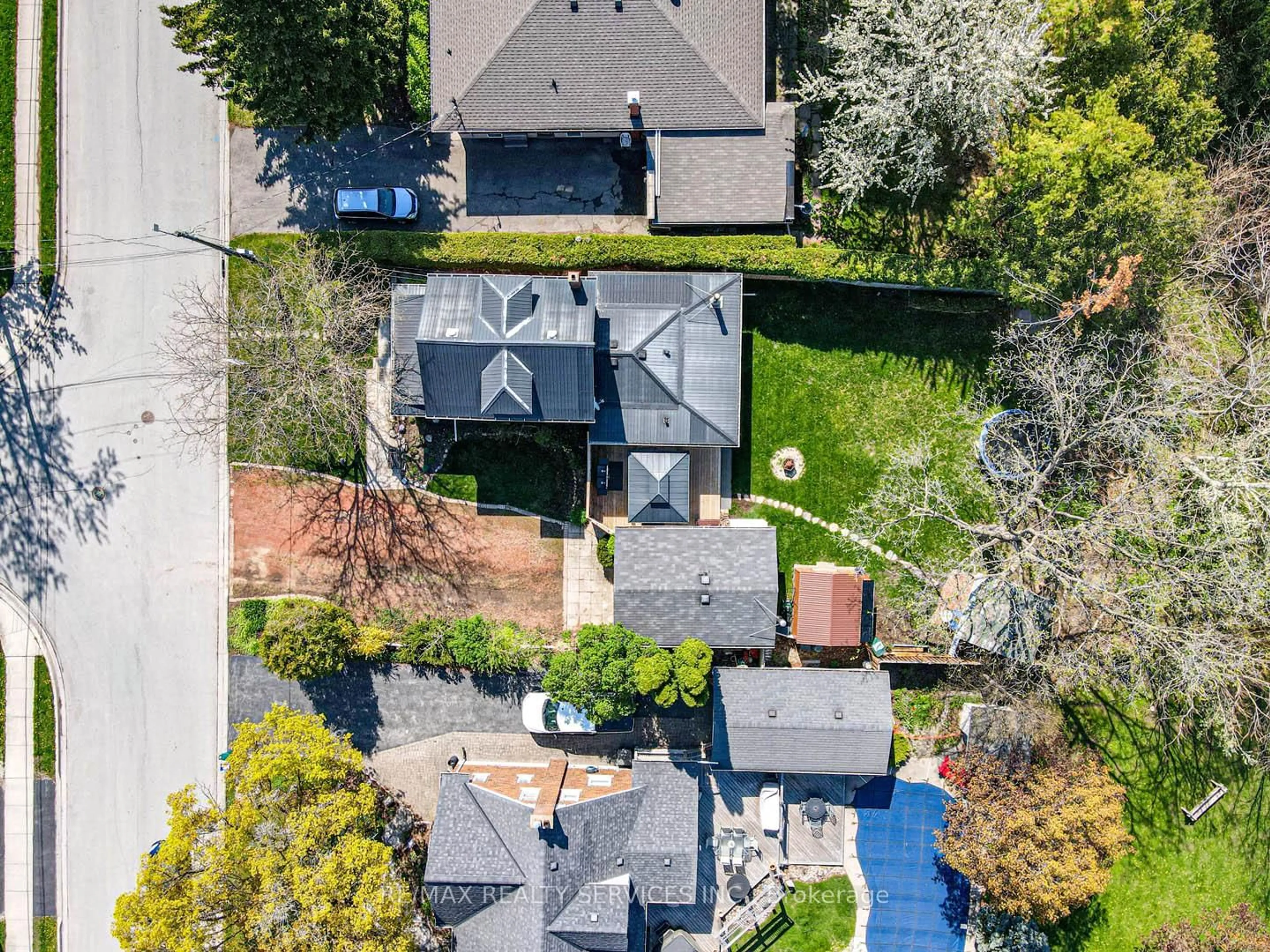A pic from outside/outdoor area/front of a property/back of a property/a pic from drone, street for 112 Court St, Milton Ontario L9T 2S3