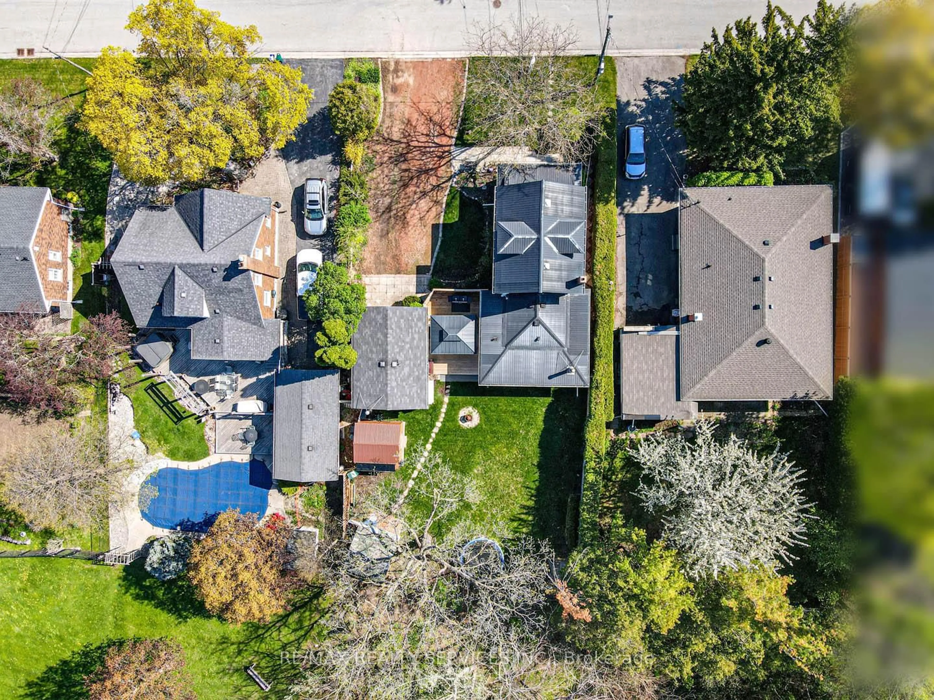A pic from outside/outdoor area/front of a property/back of a property/a pic from drone, street for 112 Court St, Milton Ontario L9T 2S3