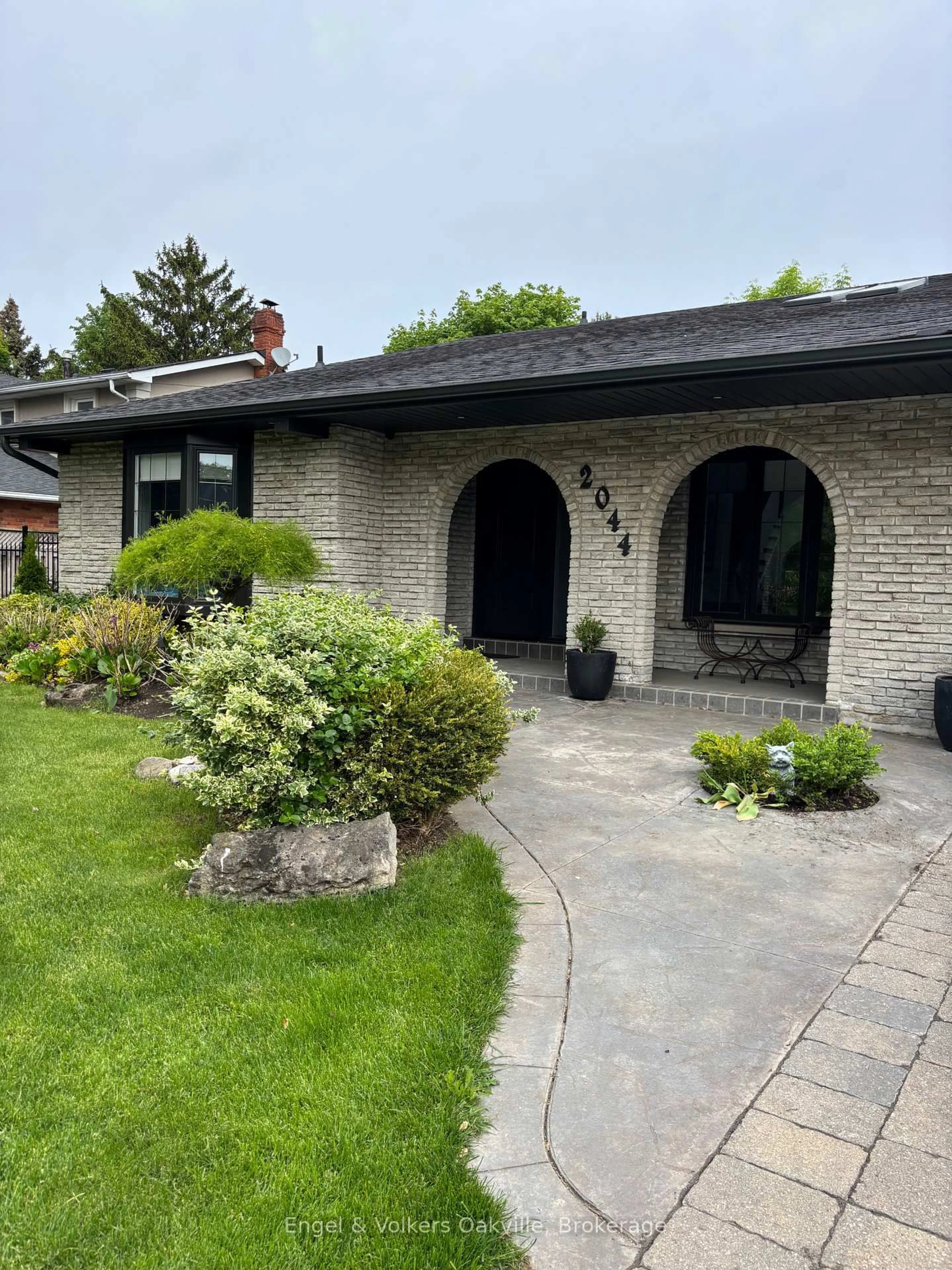 Home with brick exterior material, street for 2044 Mississauga Rd, Mississauga Ontario L5H 2K6