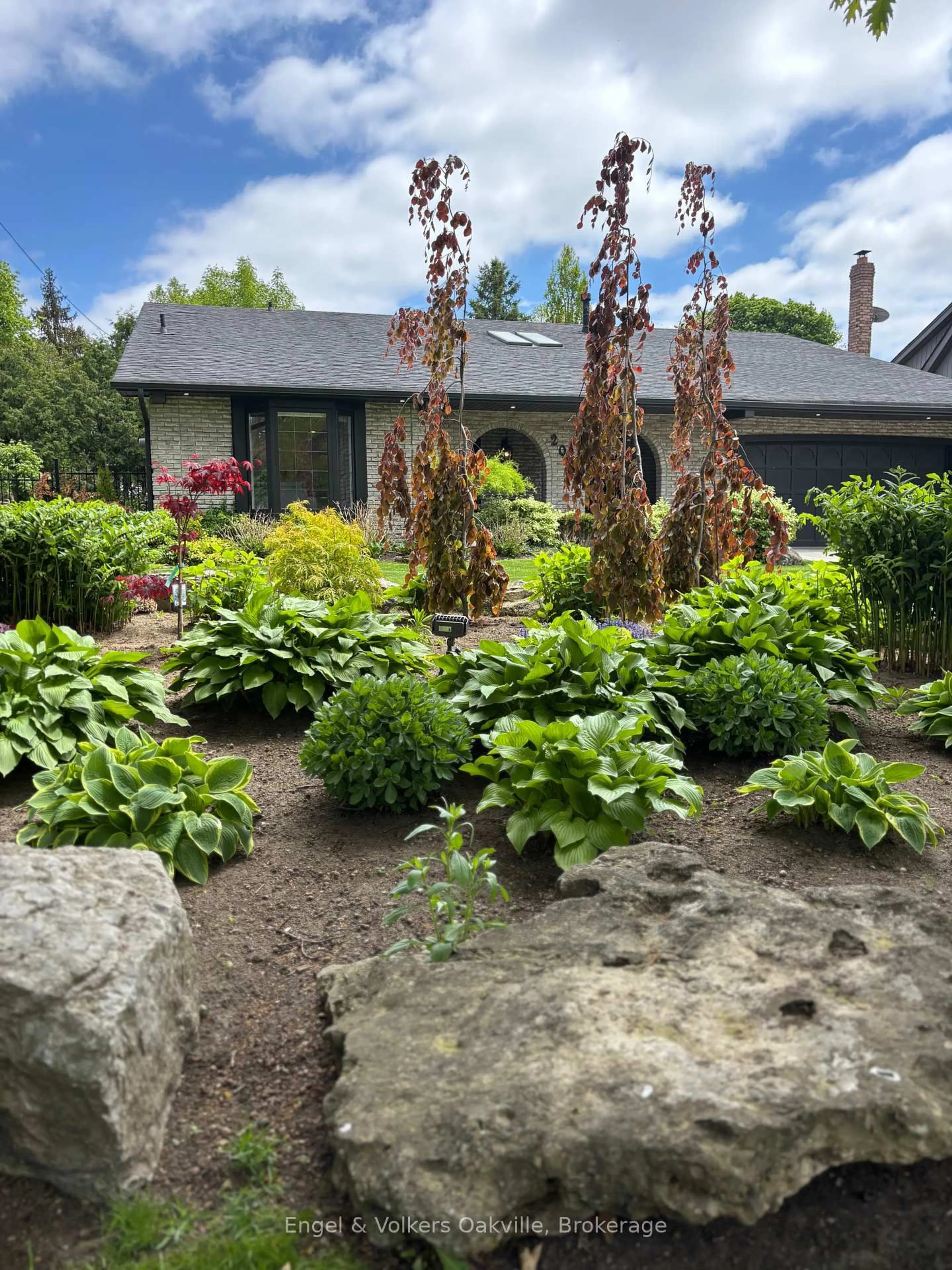 Patio, street for 2044 Mississauga Rd, Mississauga Ontario L5H 2K6
