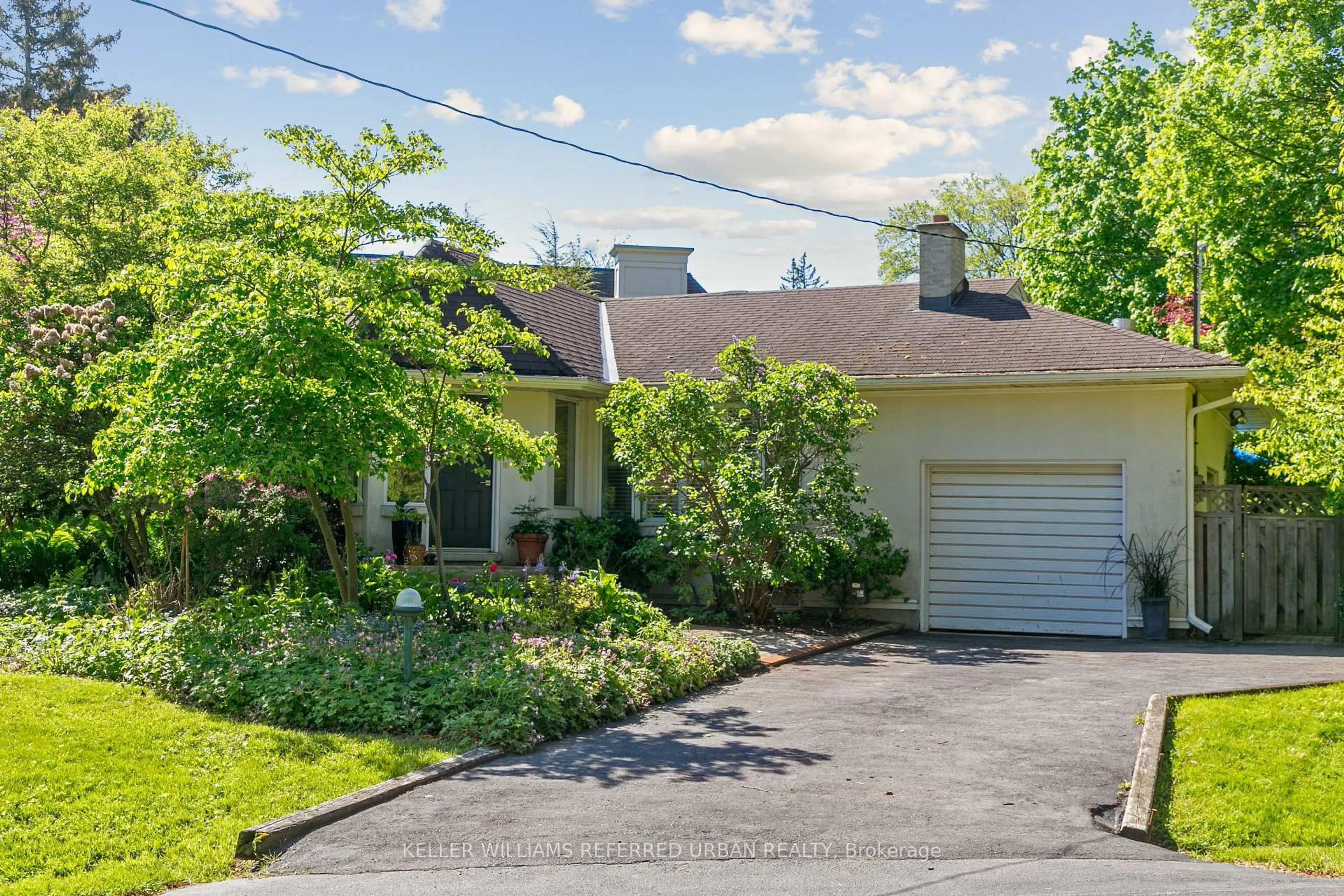 A pic from outside/outdoor area/front of a property/back of a property/a pic from drone, street for 384 Maplehurst Ave, Oakville Ontario L6L 4Y5