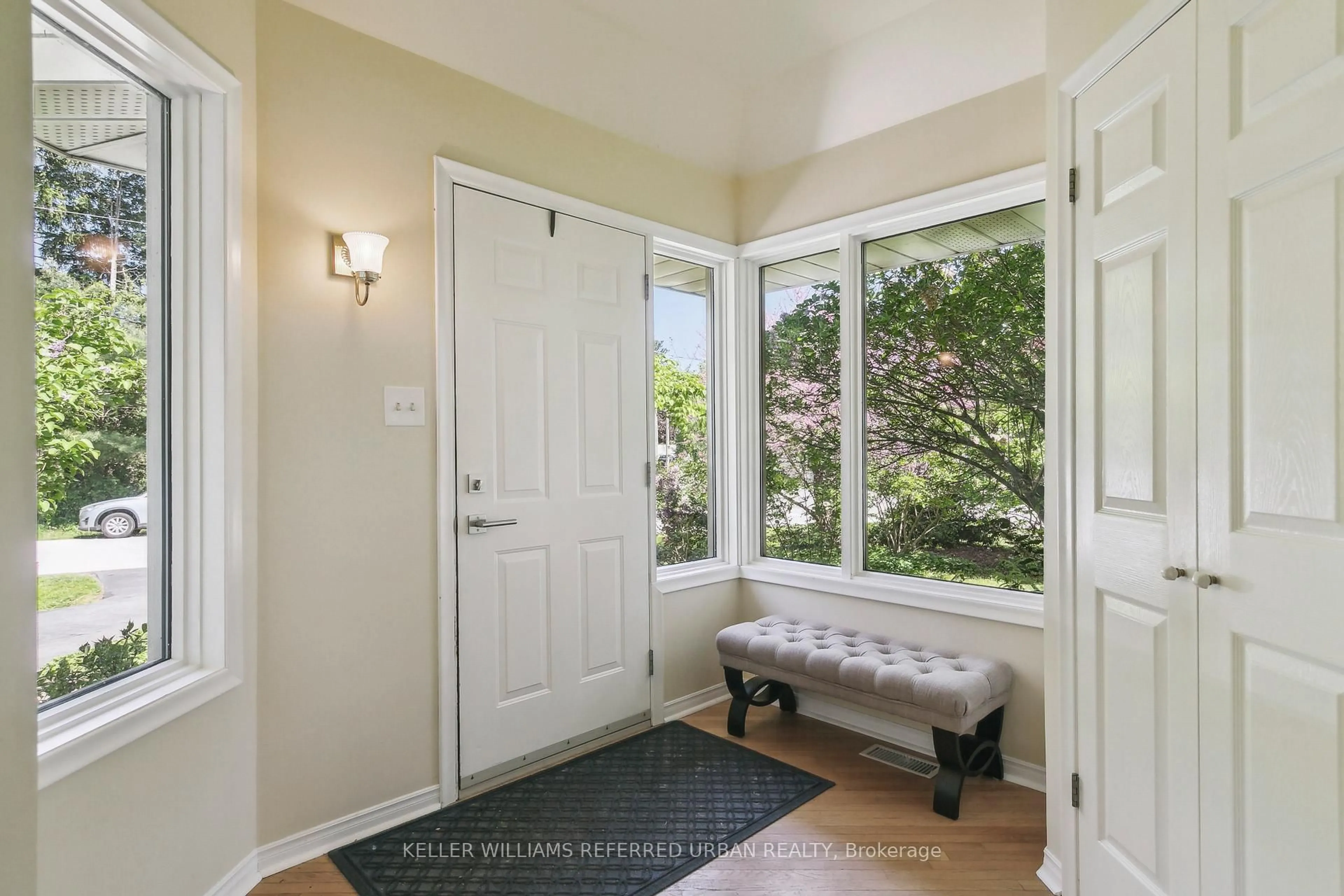Indoor entryway for 384 Maplehurst Ave, Oakville Ontario L6L 4Y5