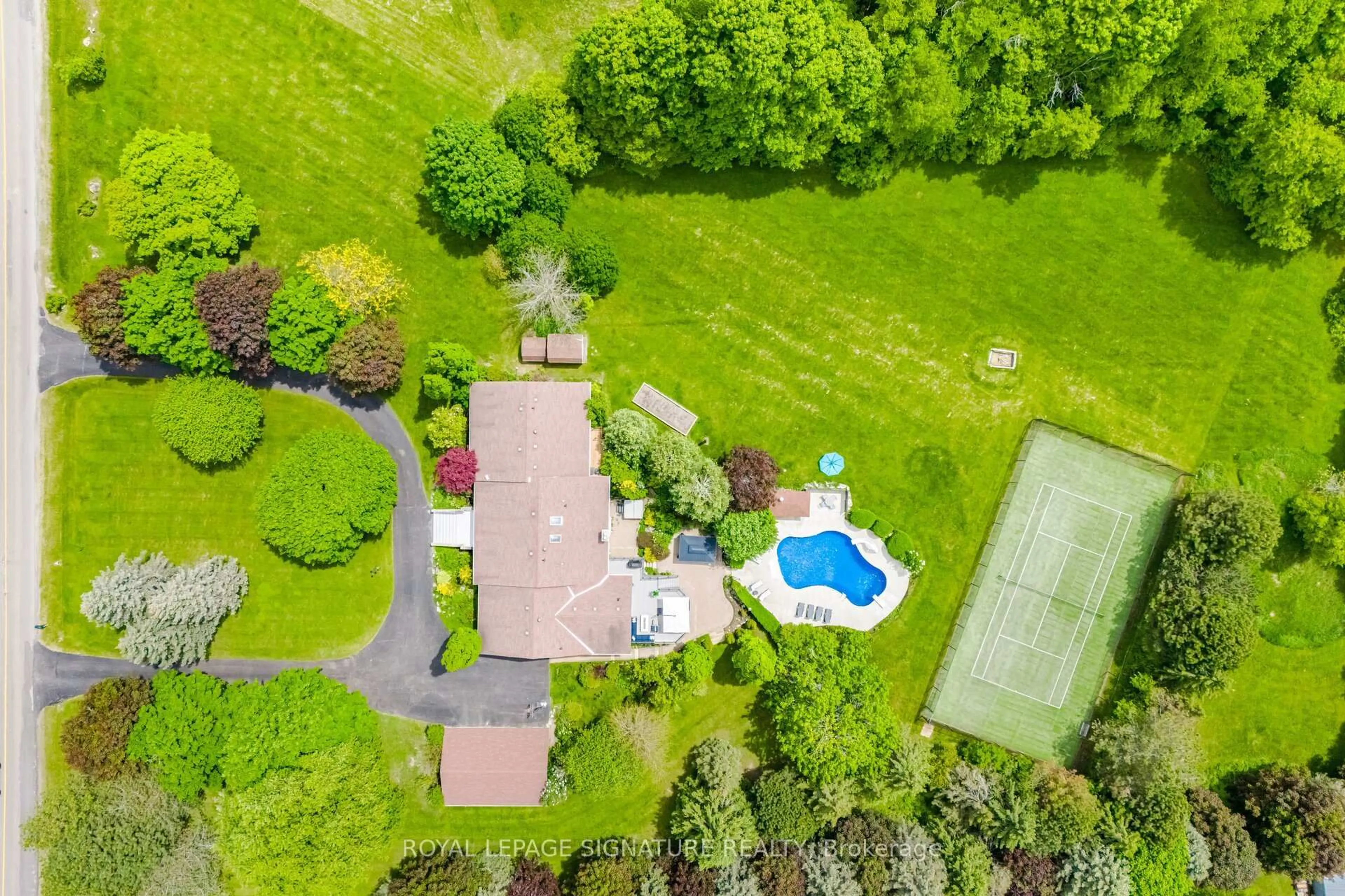 A pic from outside/outdoor area/front of a property/back of a property/a pic from drone, water/lake/river/ocean view for 15634 Mountainview Rd, Caledon Ontario L7C 2V2