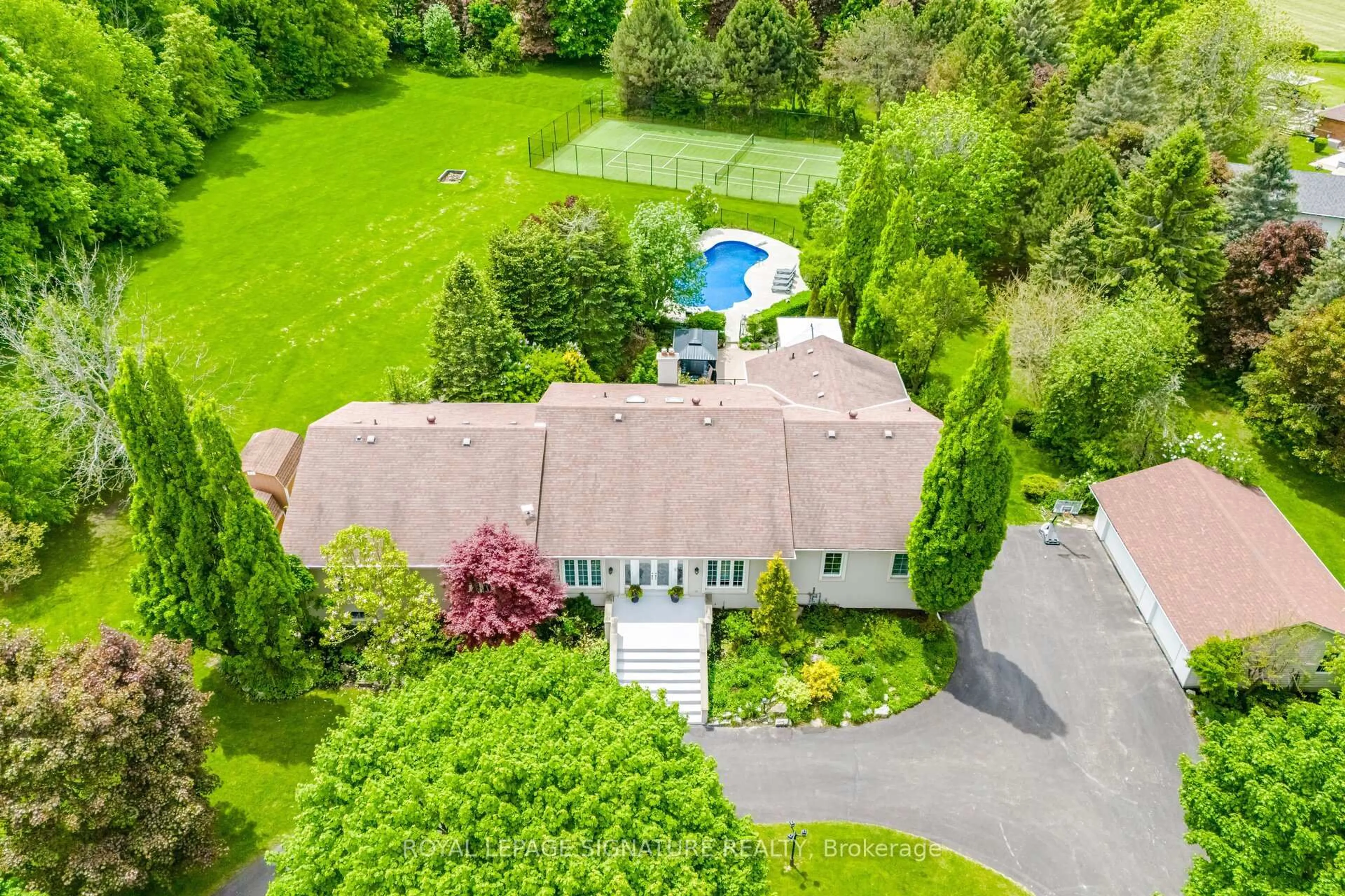 A pic from outside/outdoor area/front of a property/back of a property/a pic from drone, street for 15634 Mountainview Rd, Caledon Ontario L7C 2V2