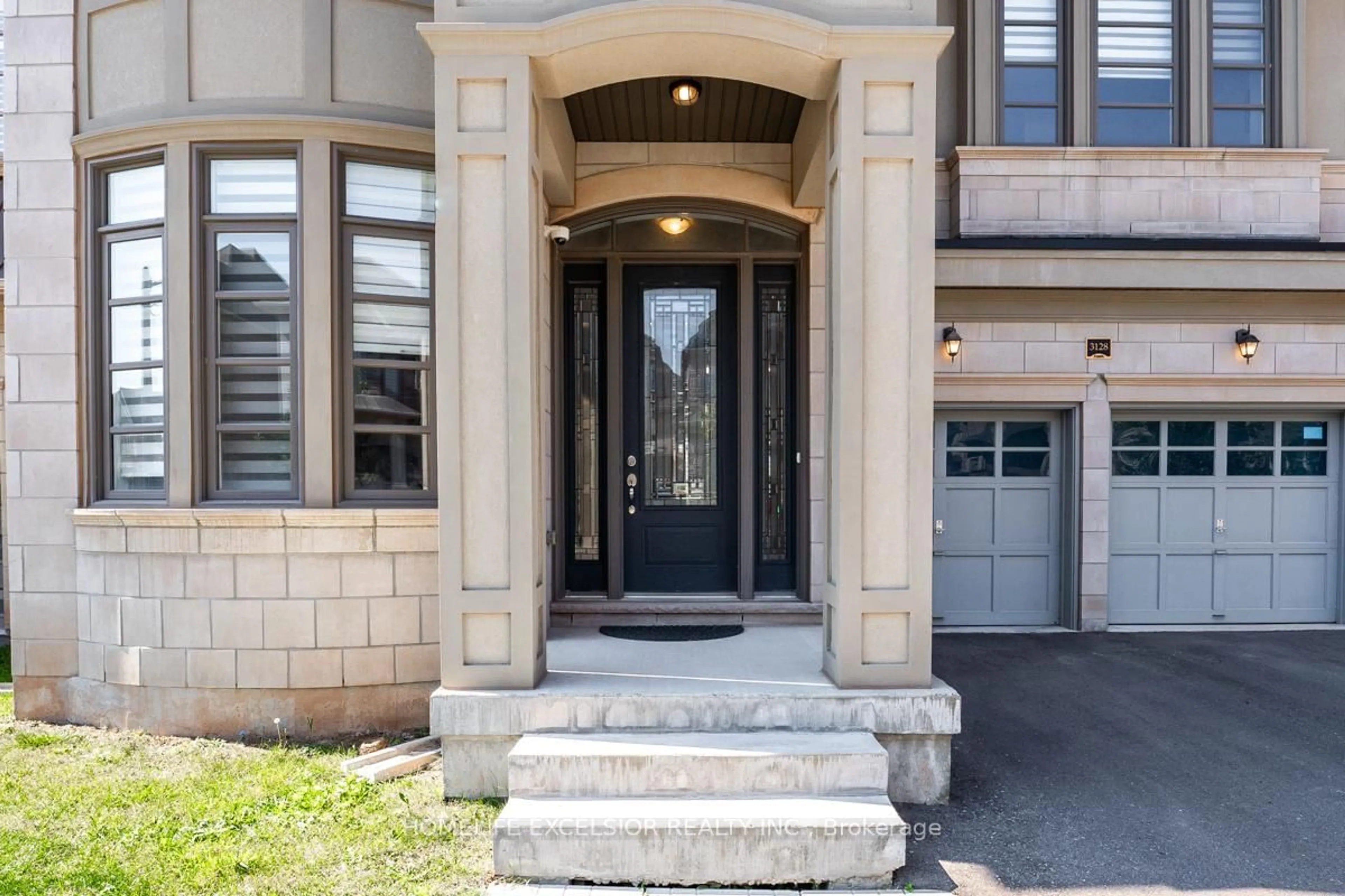 Indoor entryway for 3128 Parsonage Cres, Oakville Ontario L6H 0T9