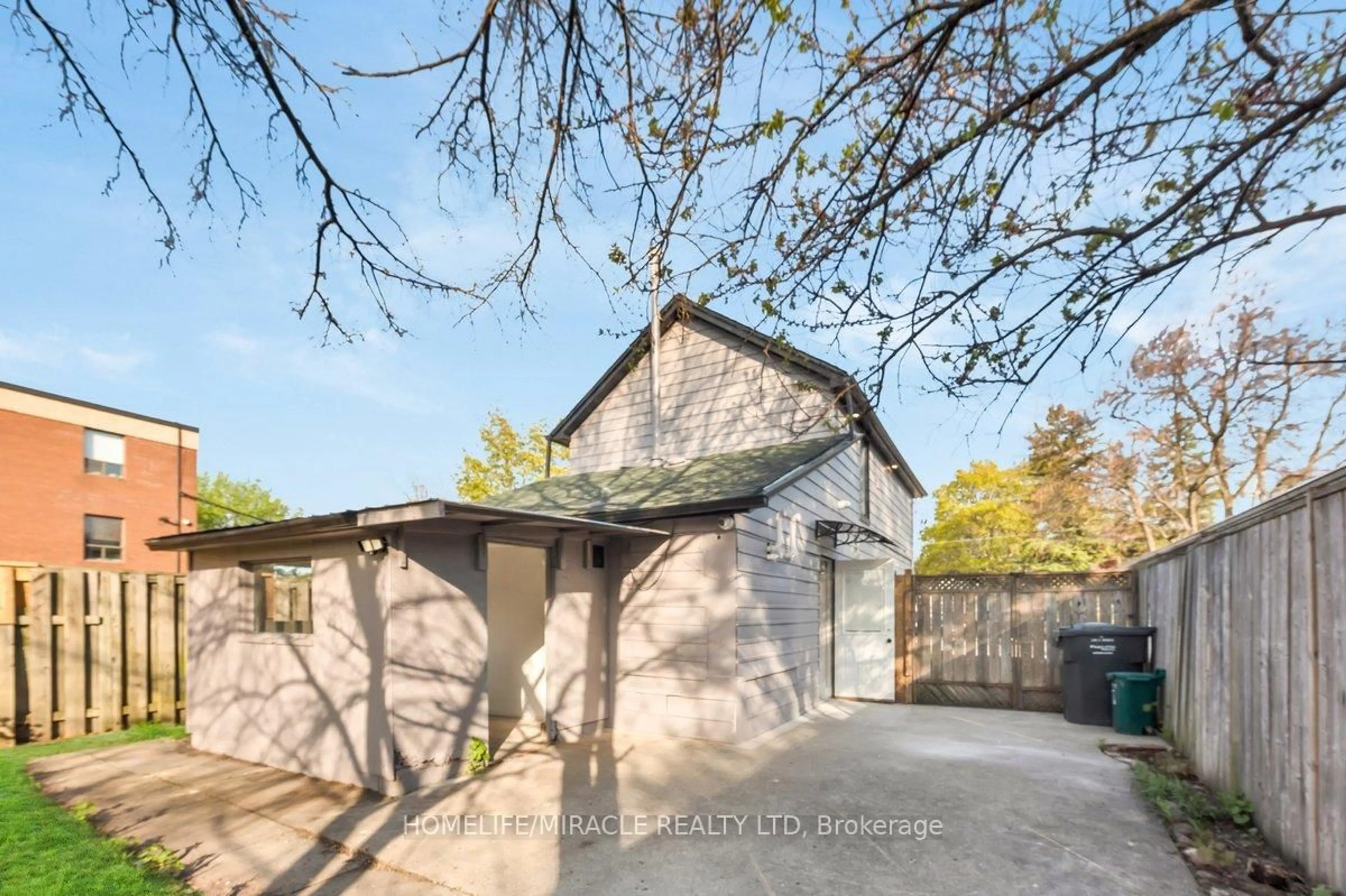 A pic from outside/outdoor area/front of a property/back of a property/a pic from drone, street for 195 Randi Rd, Mississauga Ontario L5A 1V6