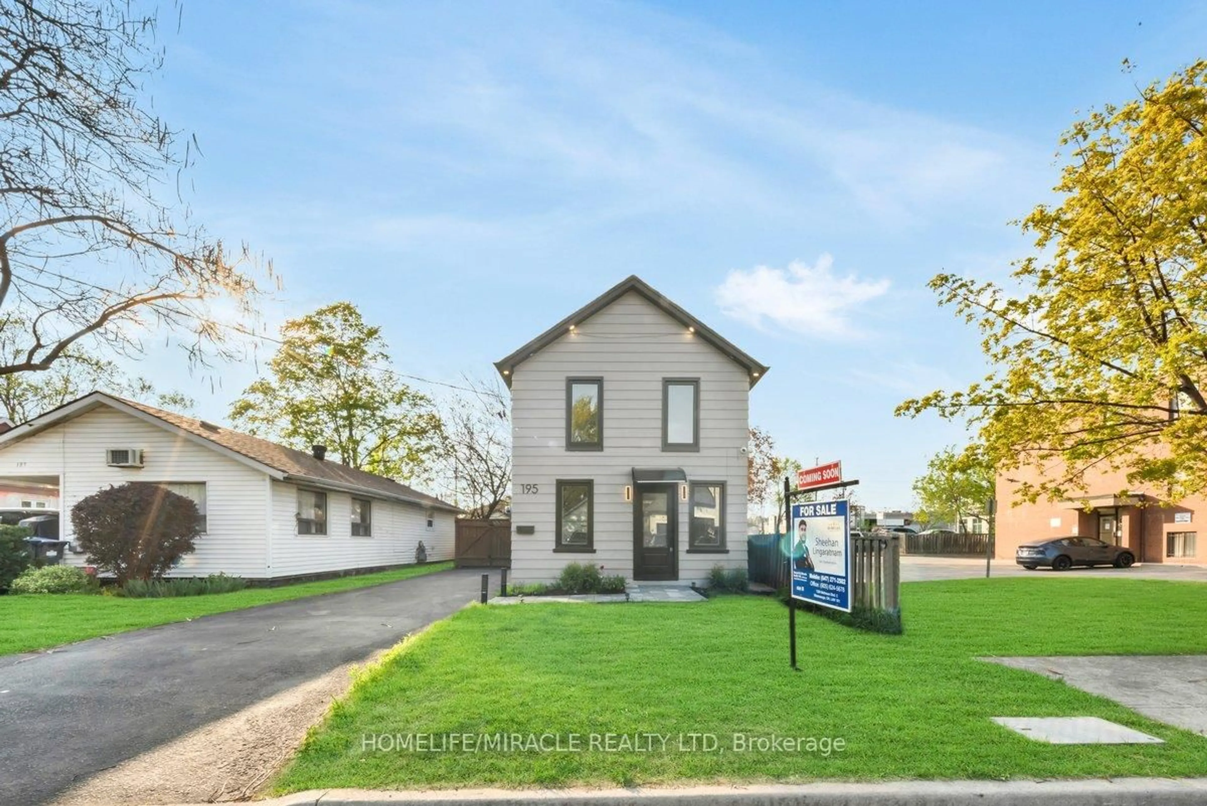 A pic from outside/outdoor area/front of a property/back of a property/a pic from drone, street for 195 Randi Rd, Mississauga Ontario L5A 1V6