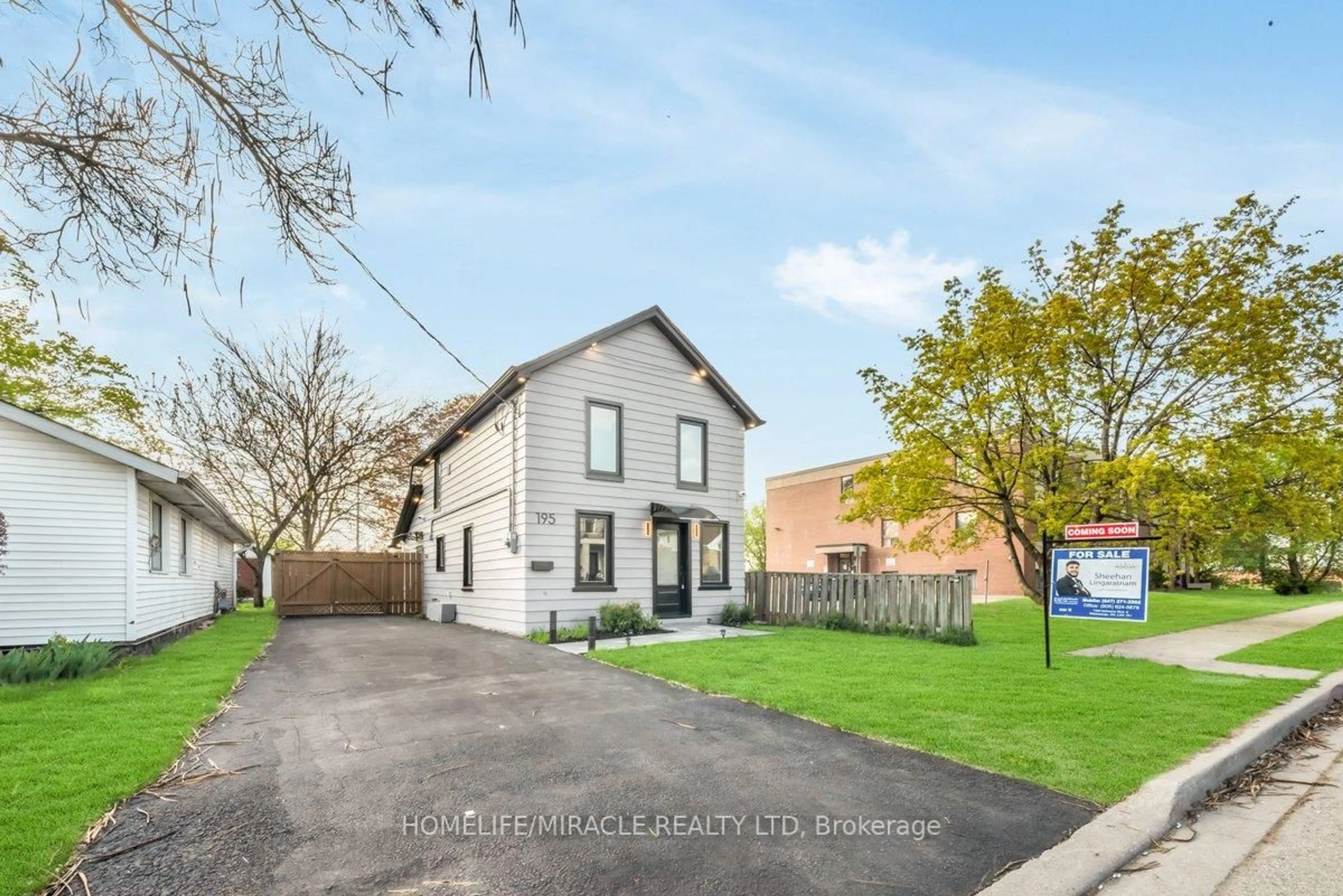 A pic from outside/outdoor area/front of a property/back of a property/a pic from drone, street for 195 Randi Rd, Mississauga Ontario L5A 1V6