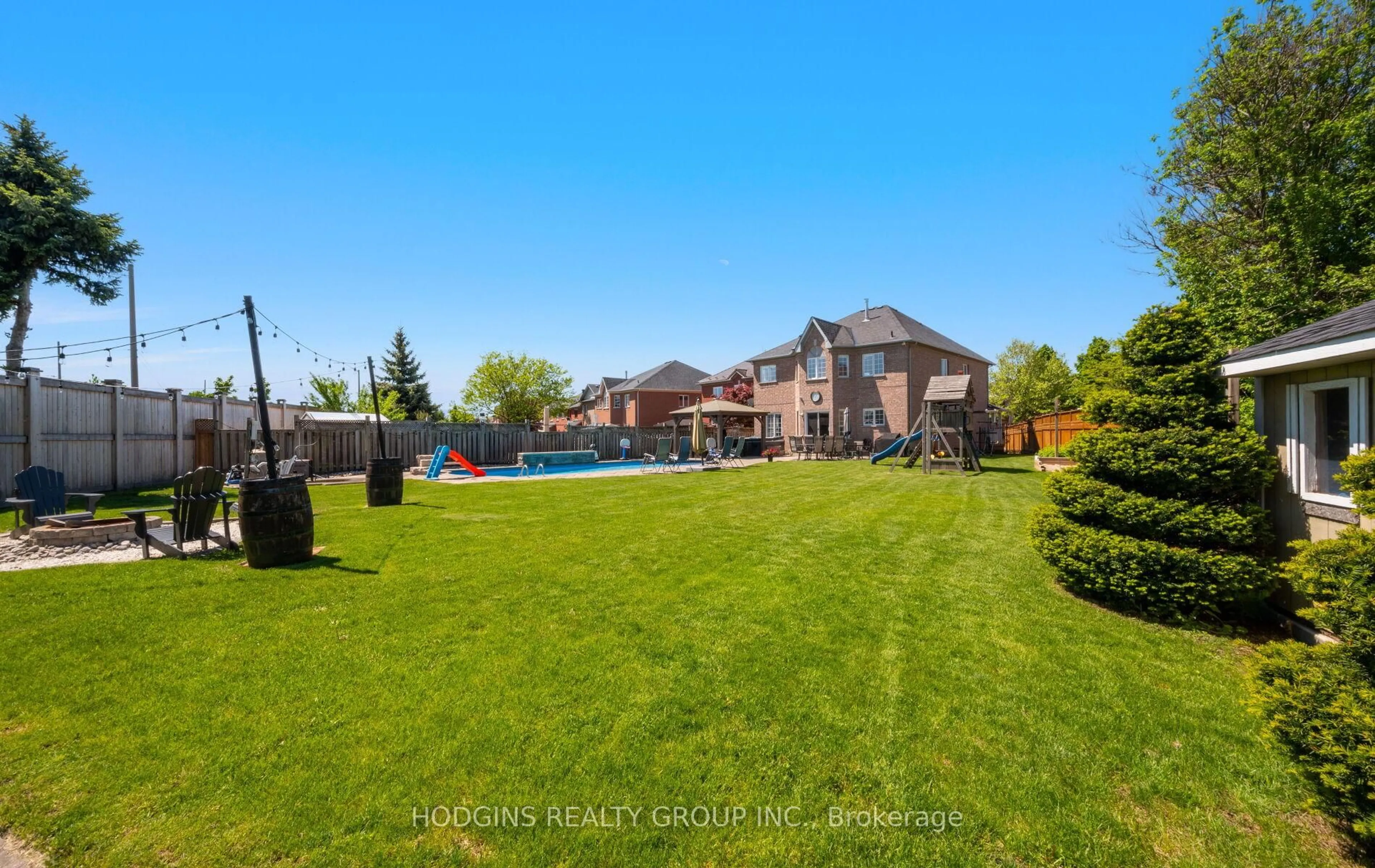 A pic from outside/outdoor area/front of a property/back of a property/a pic from drone, water/lake/river/ocean view for 1376 Avon Dr, Mississauga Ontario L5N 7Z3