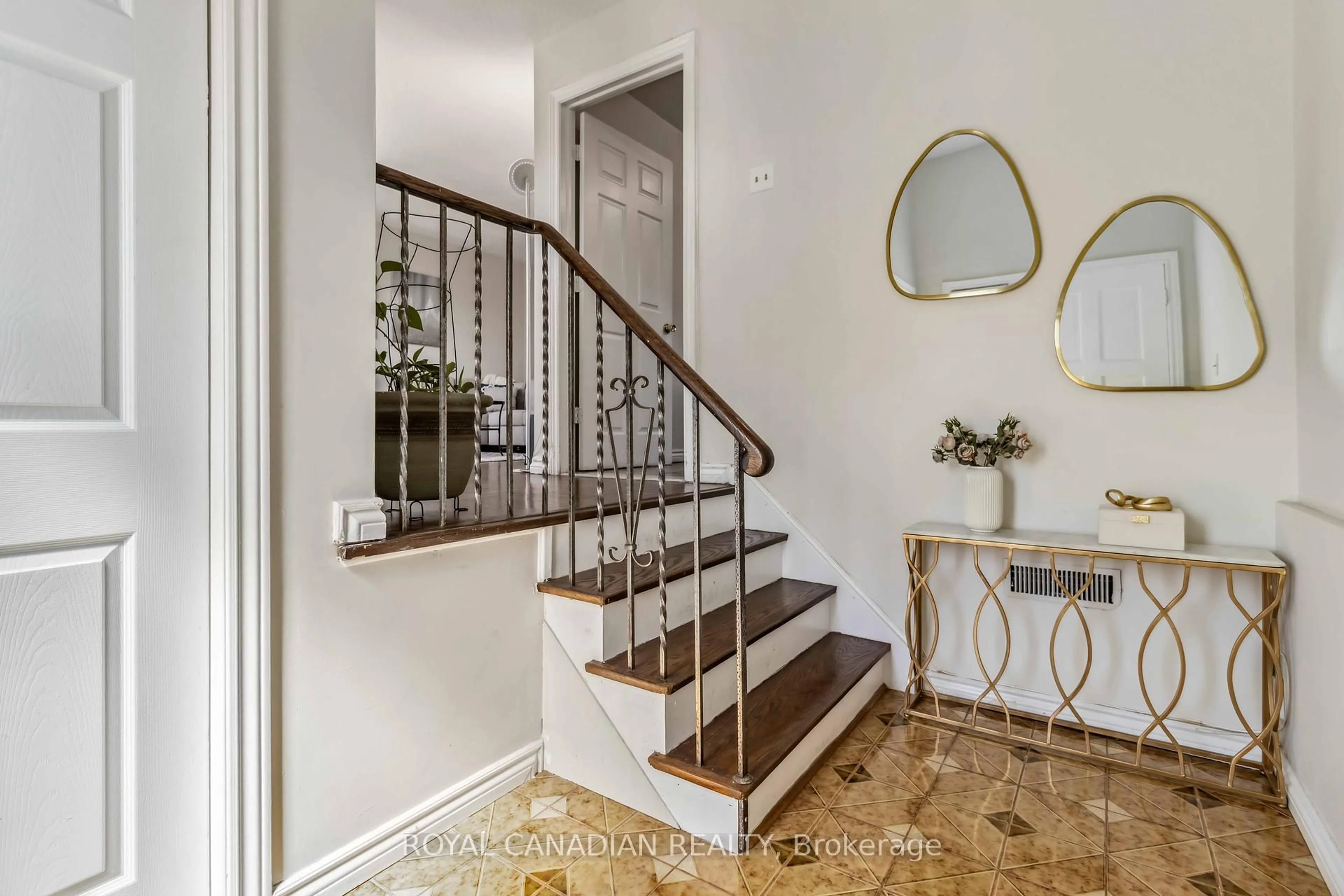 Indoor entryway for 37 Jellicoe Cres, Brampton Ontario L6S 3H7