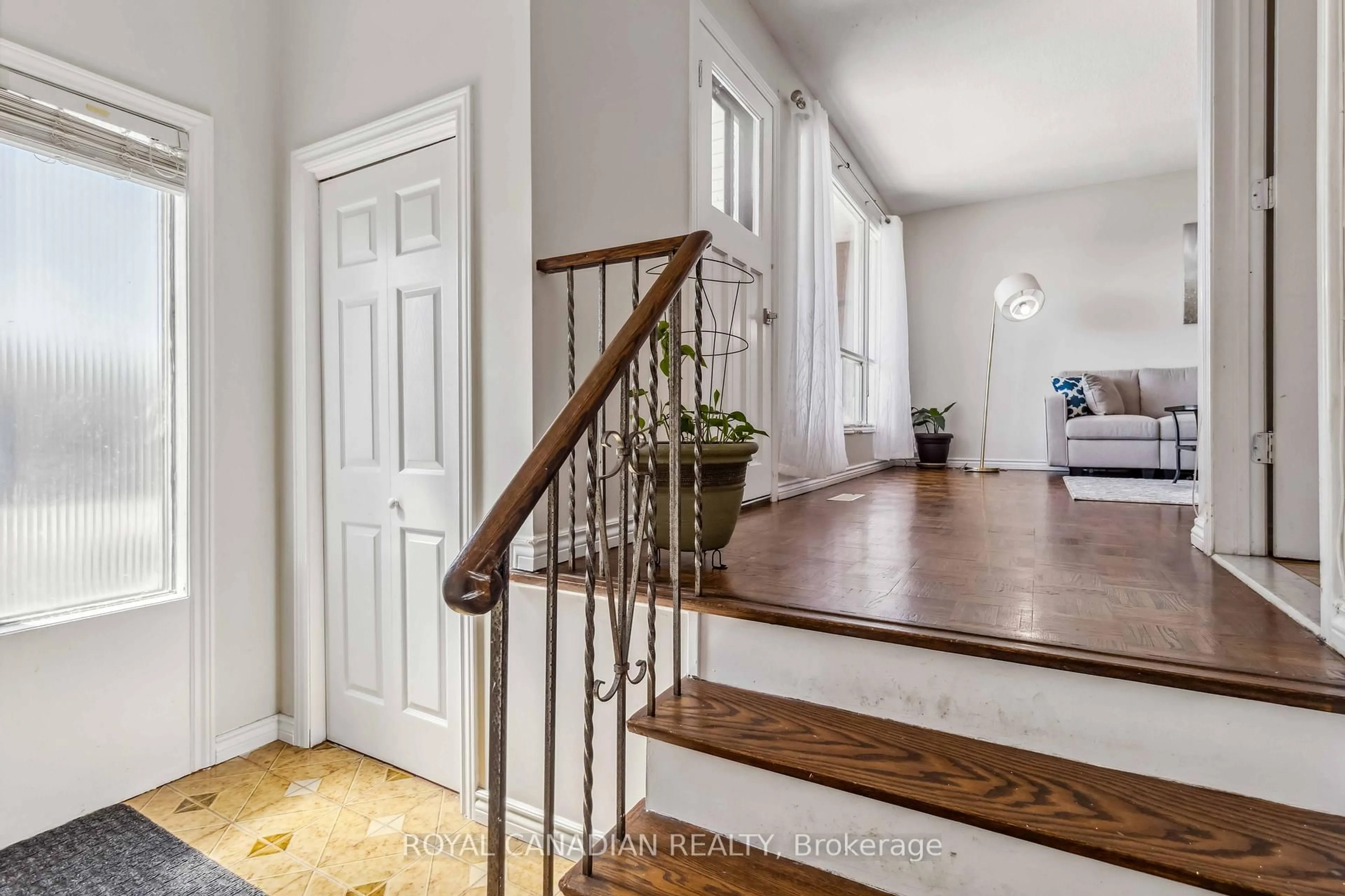 Indoor entryway for 37 Jellicoe Cres, Brampton Ontario L6S 3H7