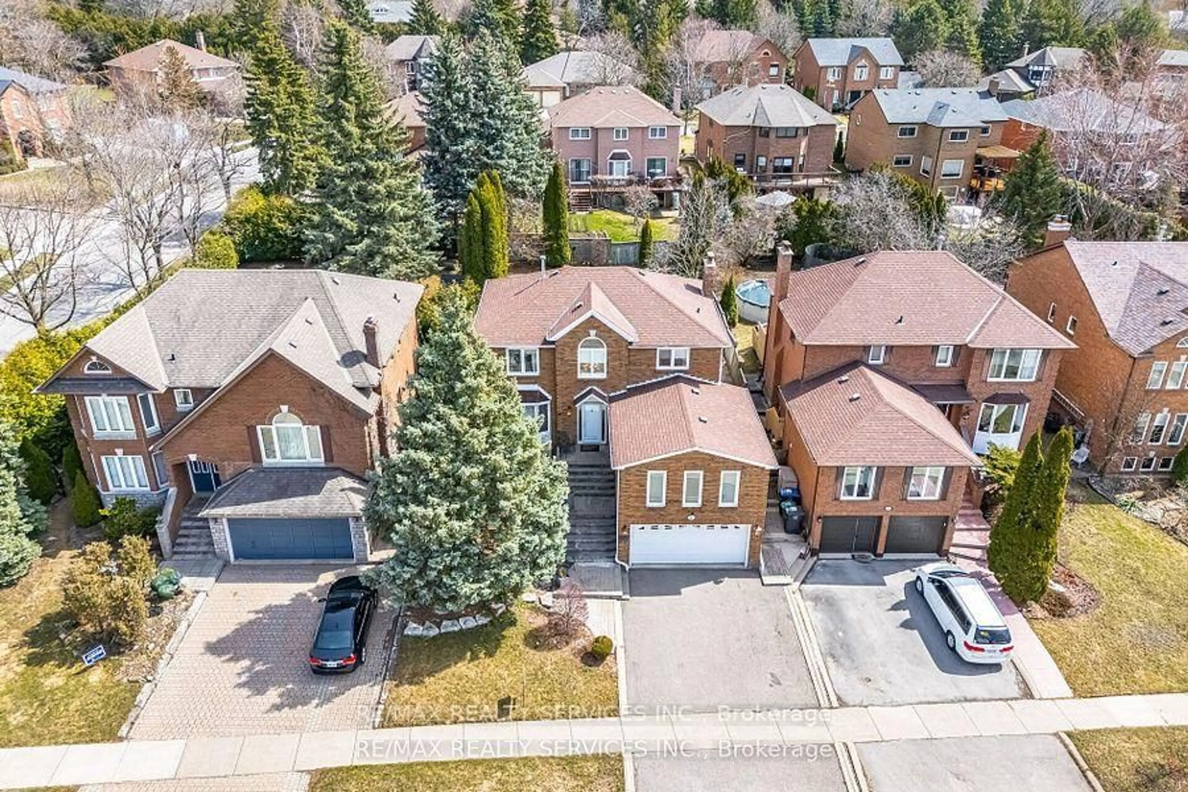 A pic from outside/outdoor area/front of a property/back of a property/a pic from drone, street for 41 Christie Dr, Brampton Ontario L6Z 3J6