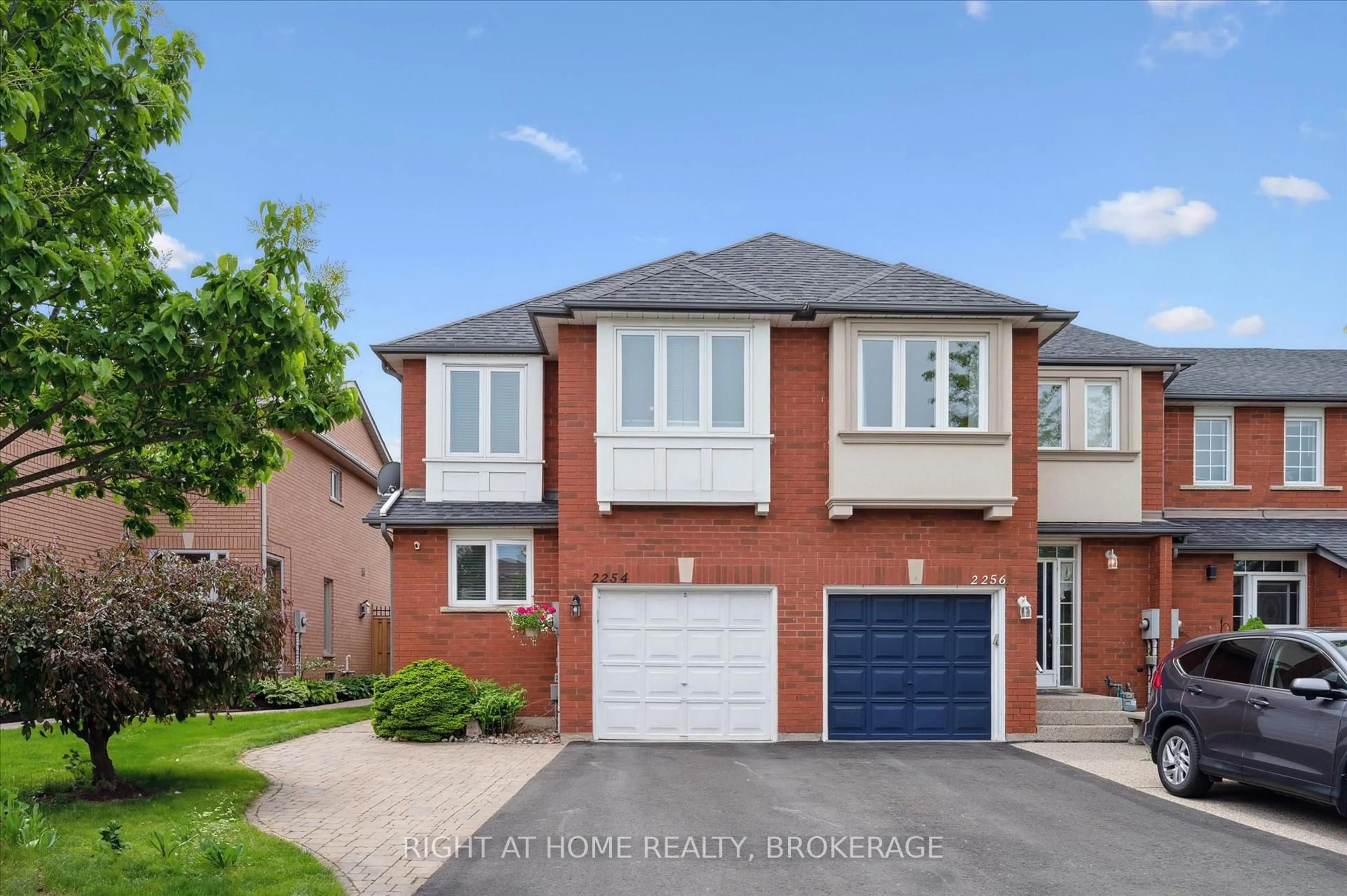 Home with brick exterior material, street for 2254 Dale Ridge Dr, Oakville Ontario L6M 3L5