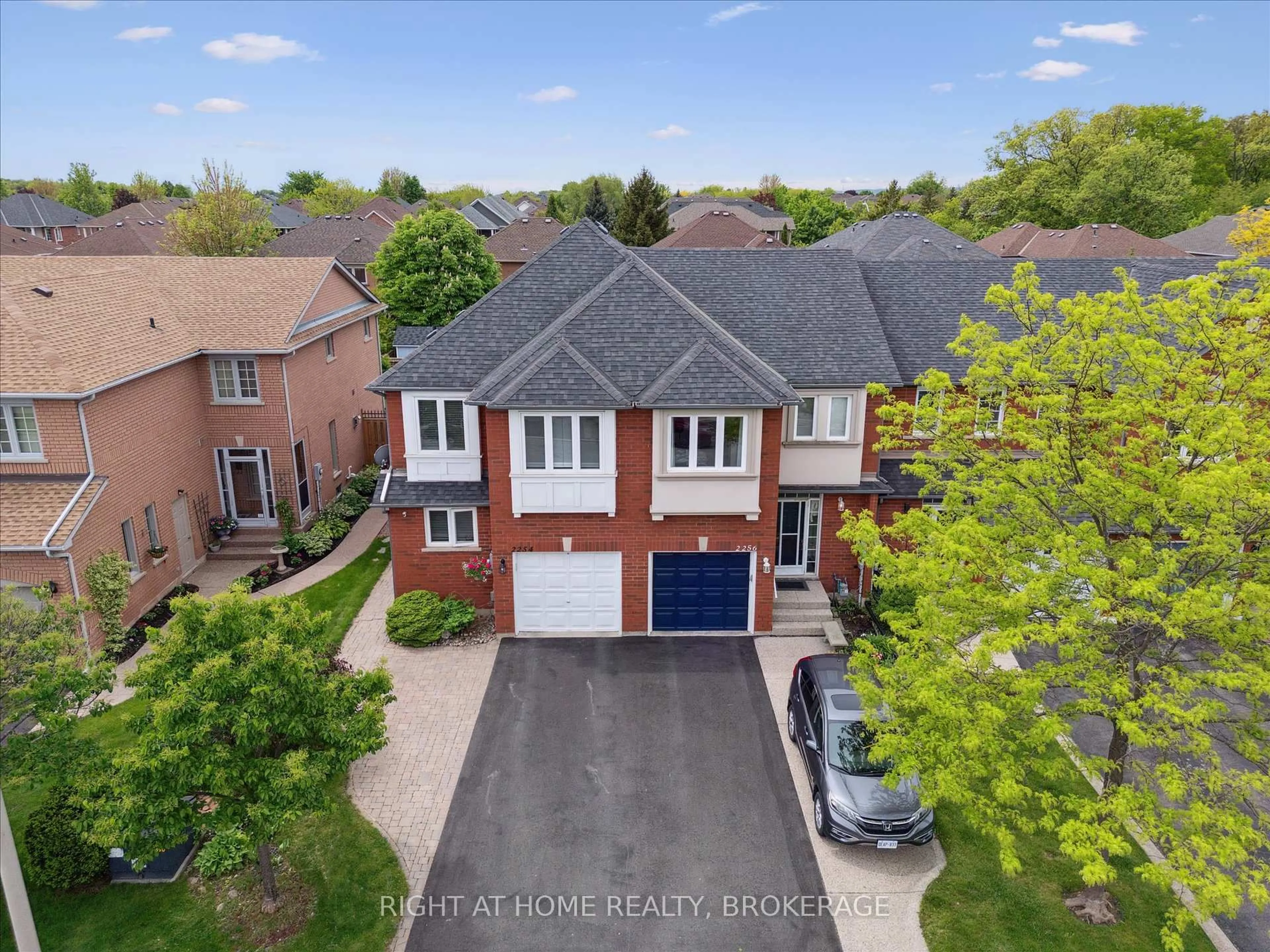 A pic from outside/outdoor area/front of a property/back of a property/a pic from drone, street for 2254 Dale Ridge Dr, Oakville Ontario L6M 3L5