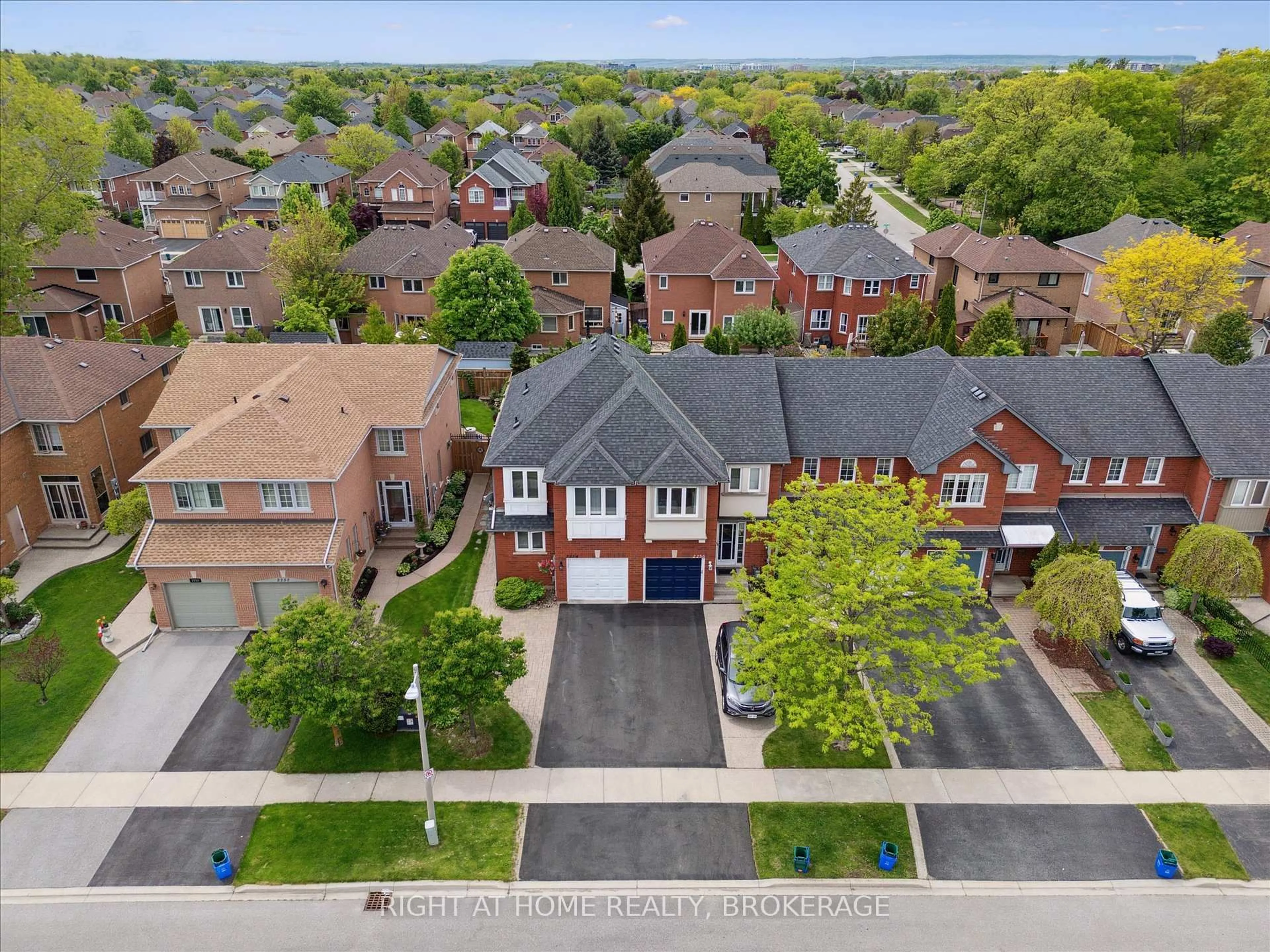 A pic from outside/outdoor area/front of a property/back of a property/a pic from drone, street for 2254 Dale Ridge Dr, Oakville Ontario L6M 3L5