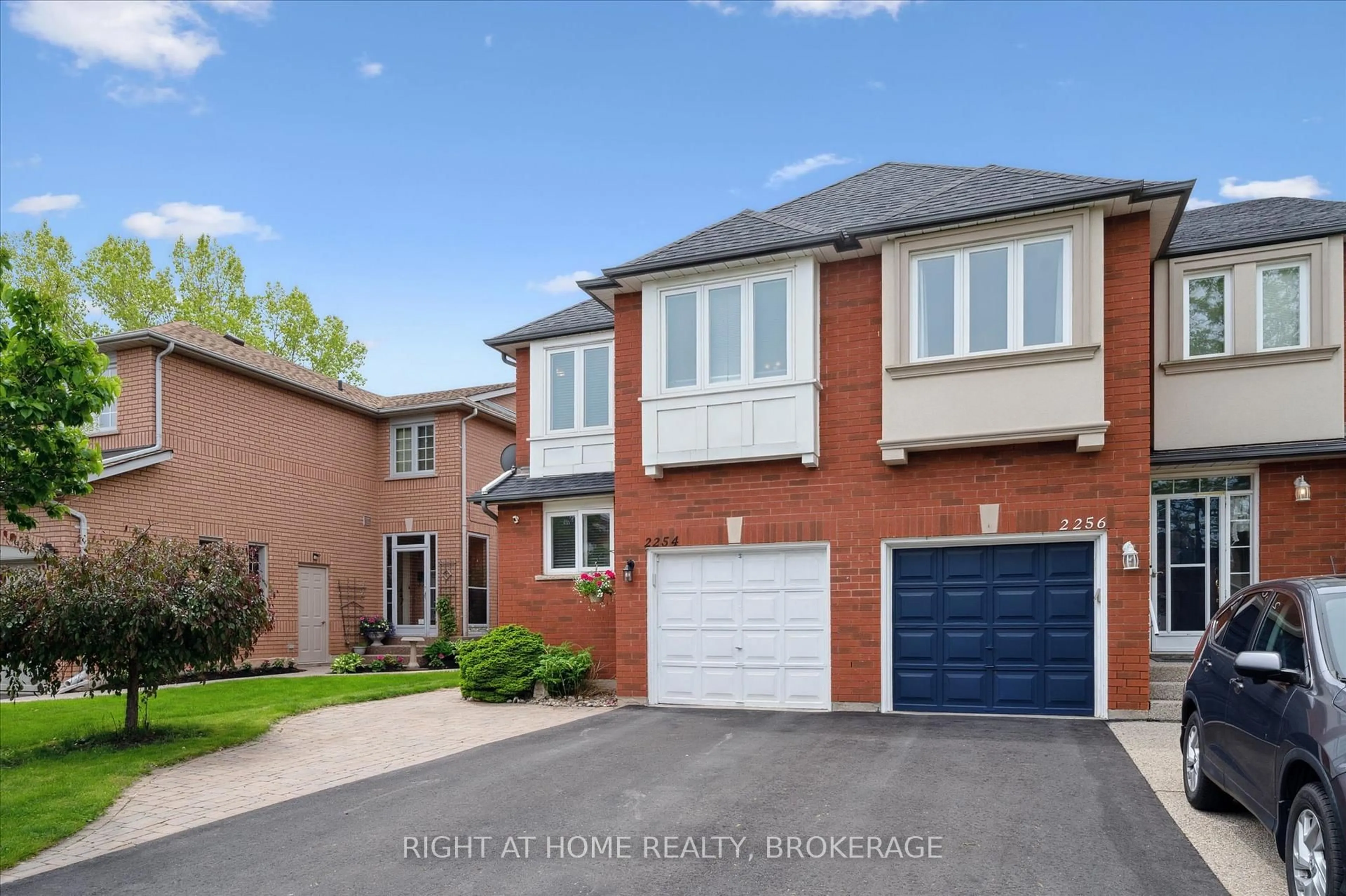 Home with brick exterior material, street for 2254 Dale Ridge Dr, Oakville Ontario L6M 3L5