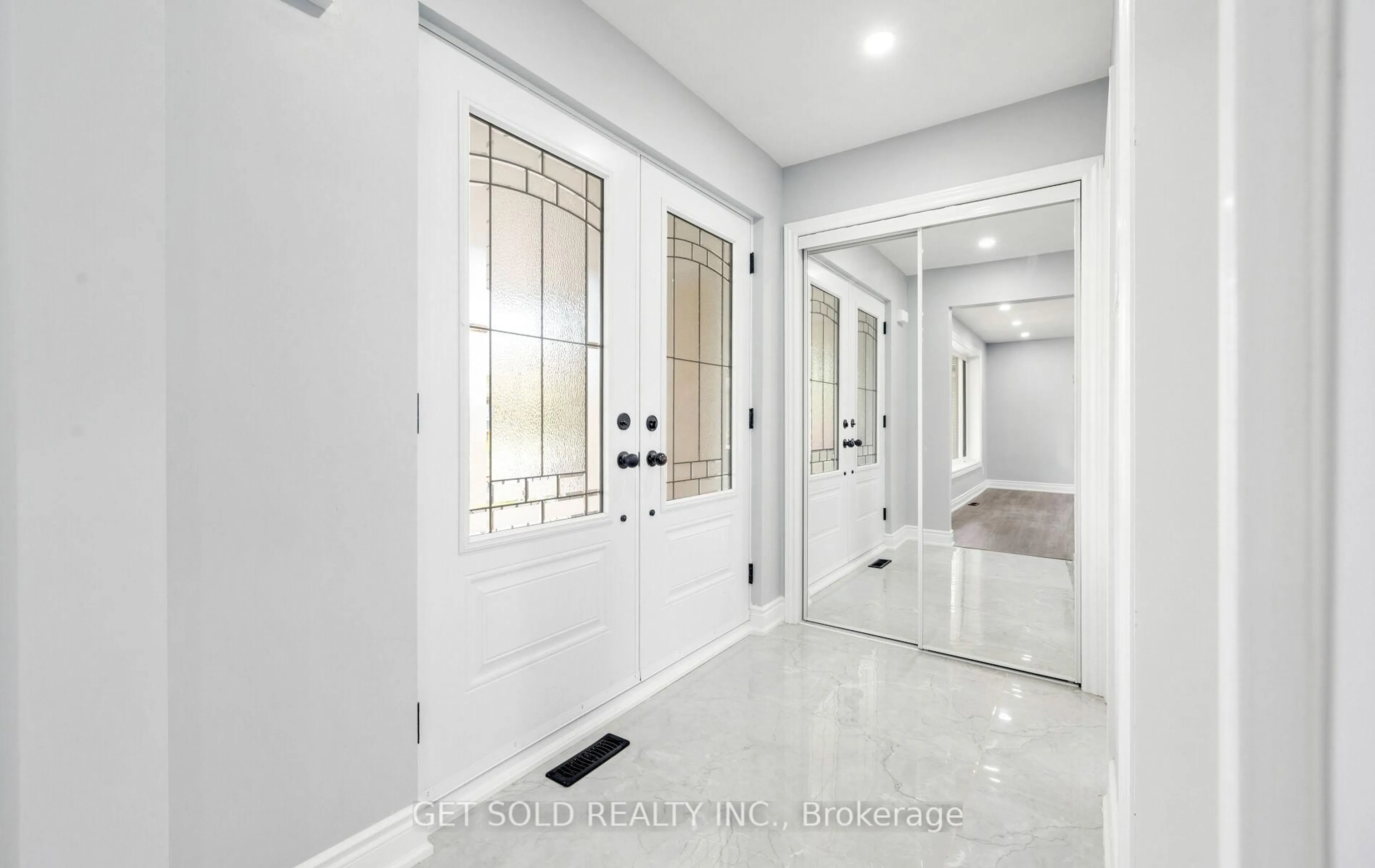 Indoor entryway for 31 Bulbourne Rd, Toronto Ontario M9V 3N5