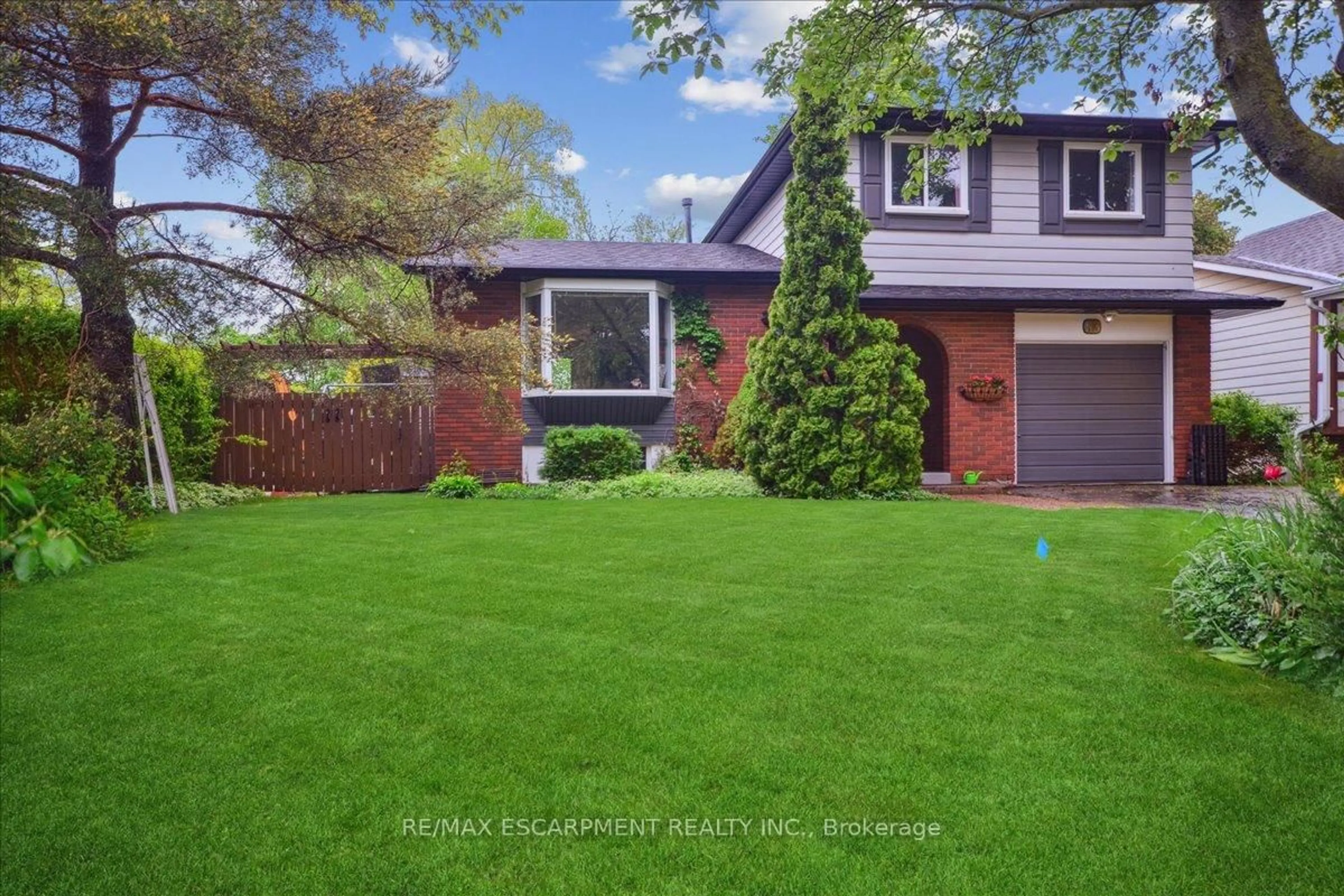 Home with vinyl exterior material, street for 53 Nadia Pl, Oakville Ontario L6H 1K1