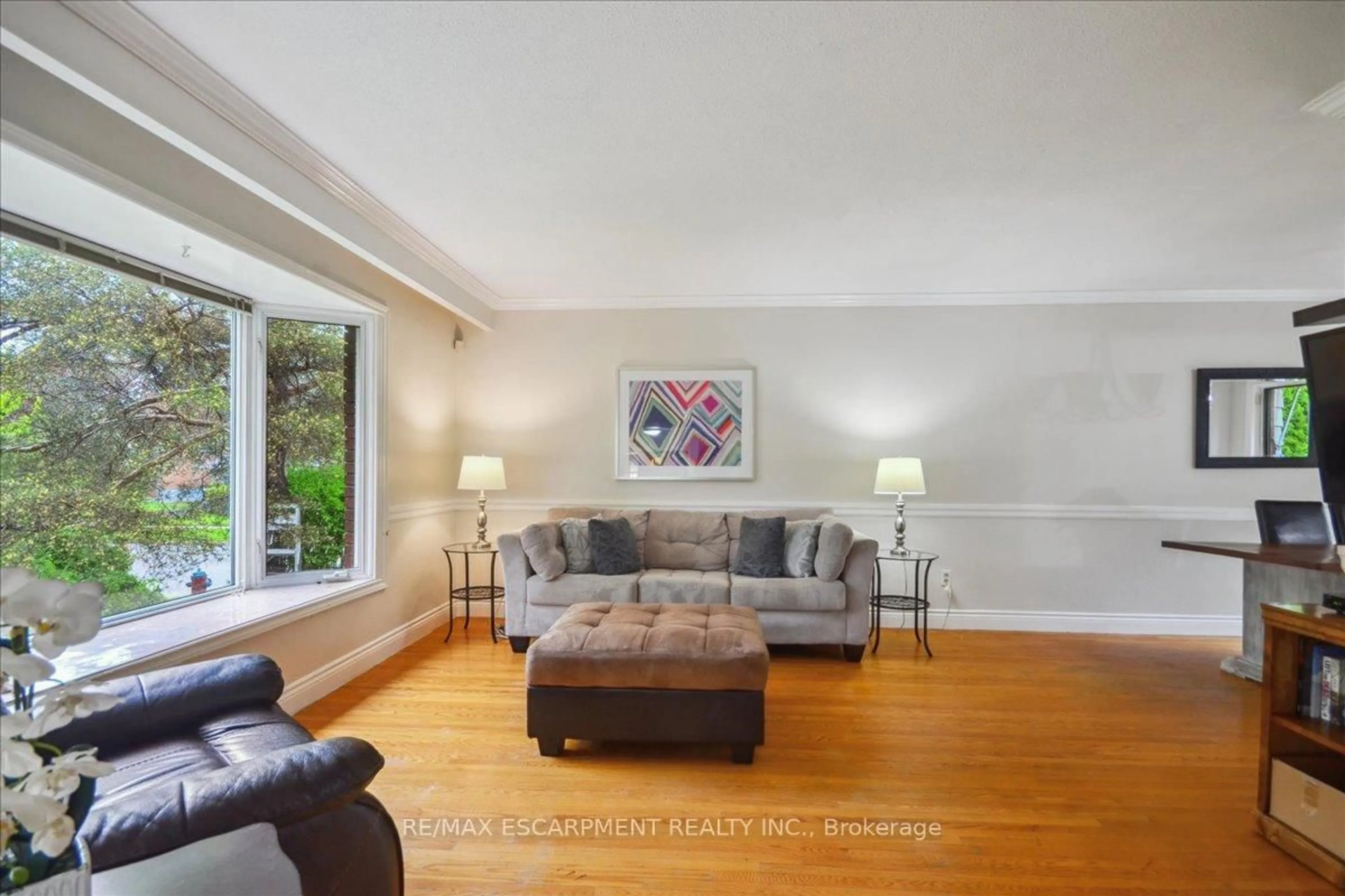 Living room with furniture, unknown for 53 Nadia Pl, Oakville Ontario L6H 1K1