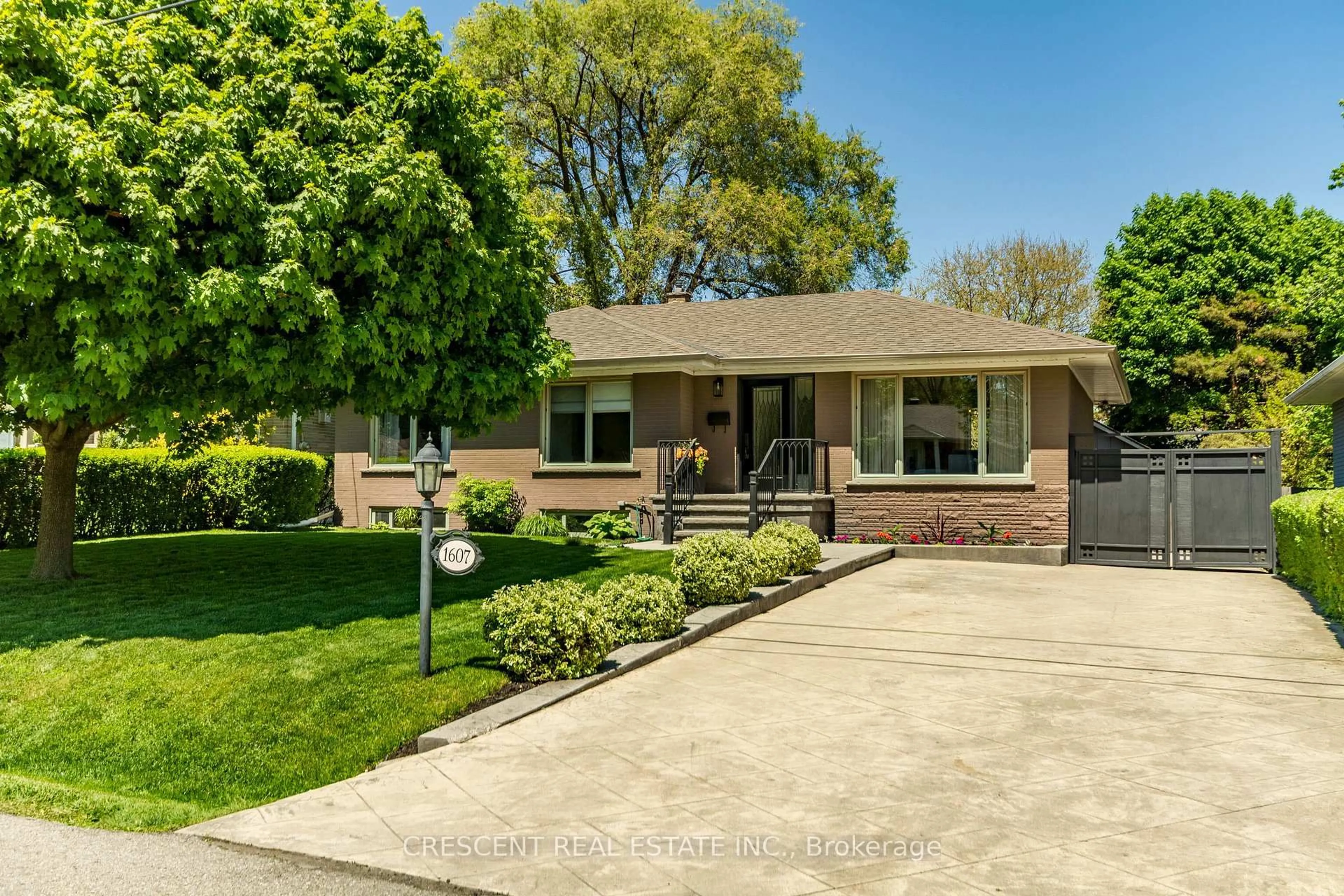 Home with brick exterior material, street for 1607 Chippendale Rd, Mississauga Ontario L5J 3H3