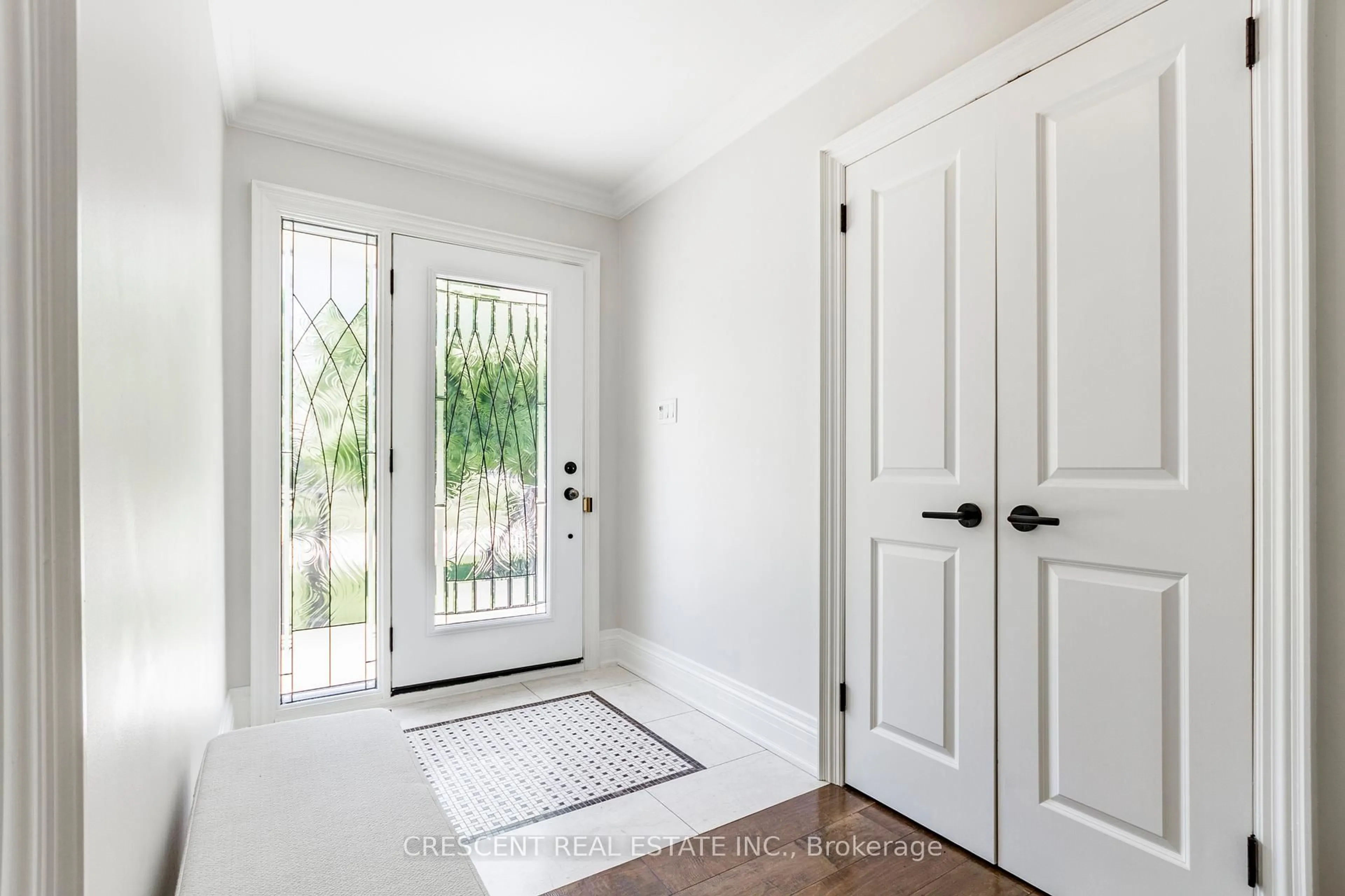 Indoor entryway for 1607 Chippendale Rd, Mississauga Ontario L5J 3H3