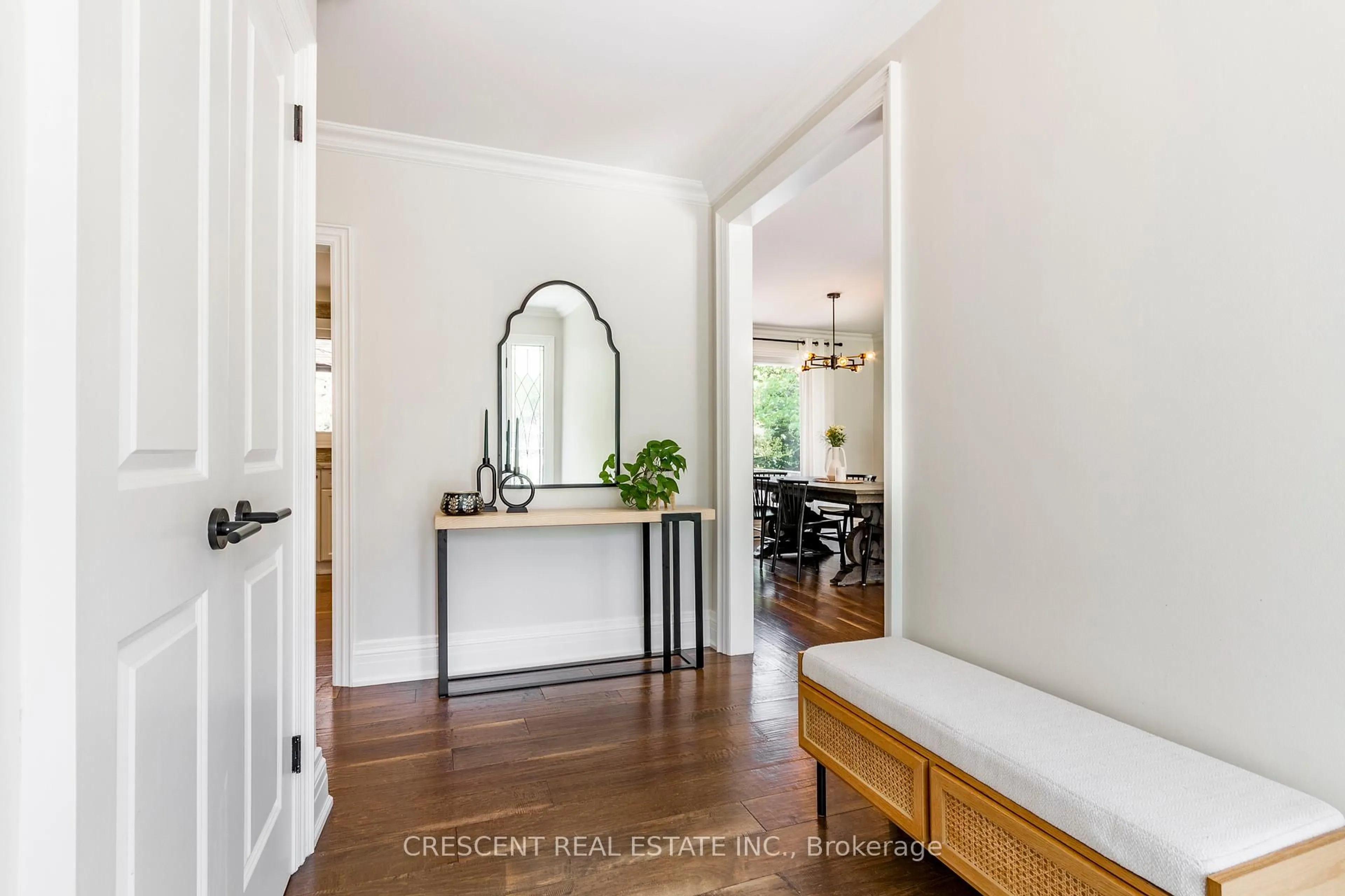 Indoor entryway for 1607 Chippendale Rd, Mississauga Ontario L5J 3H3