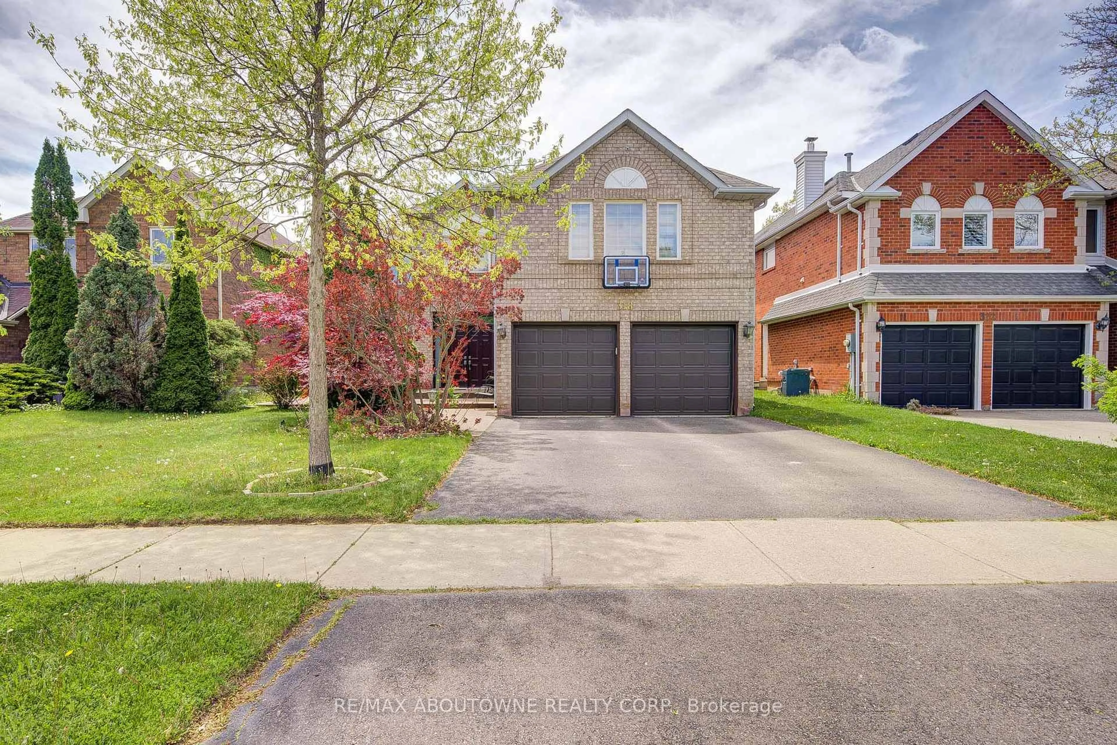 Home with brick exterior material, street for 318 Northwood Dr, Oakville Ontario L6M 1M7
