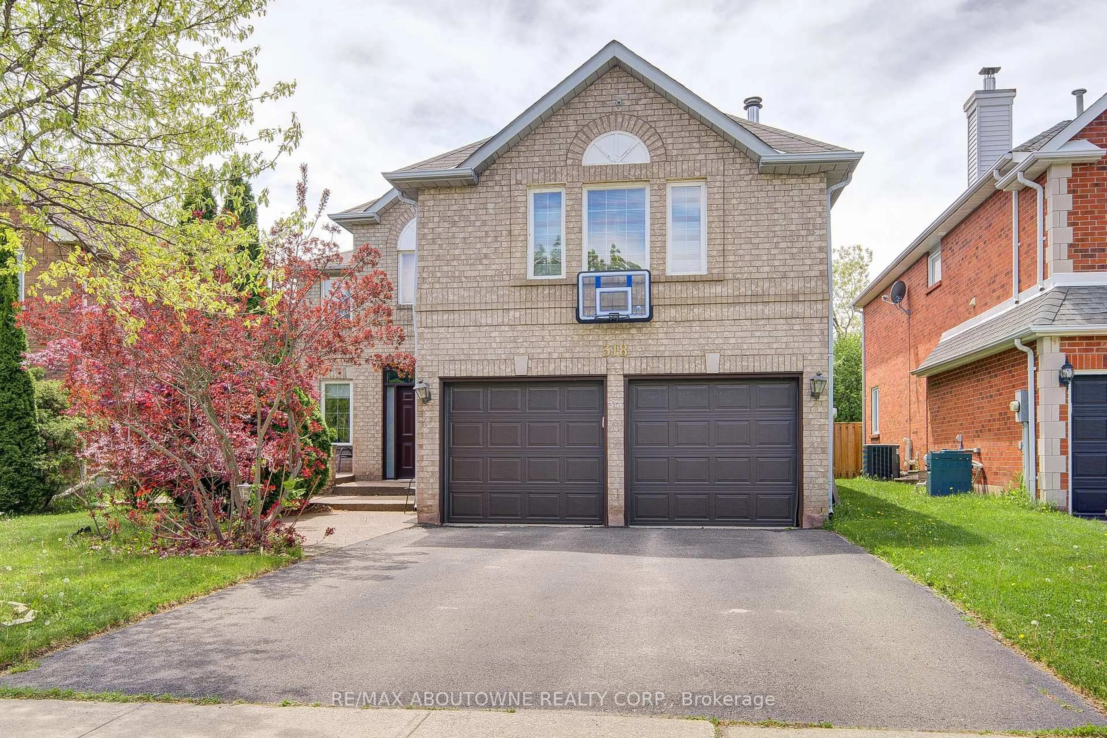 Home with brick exterior material, street for 318 Northwood Dr, Oakville Ontario L6M 1M7