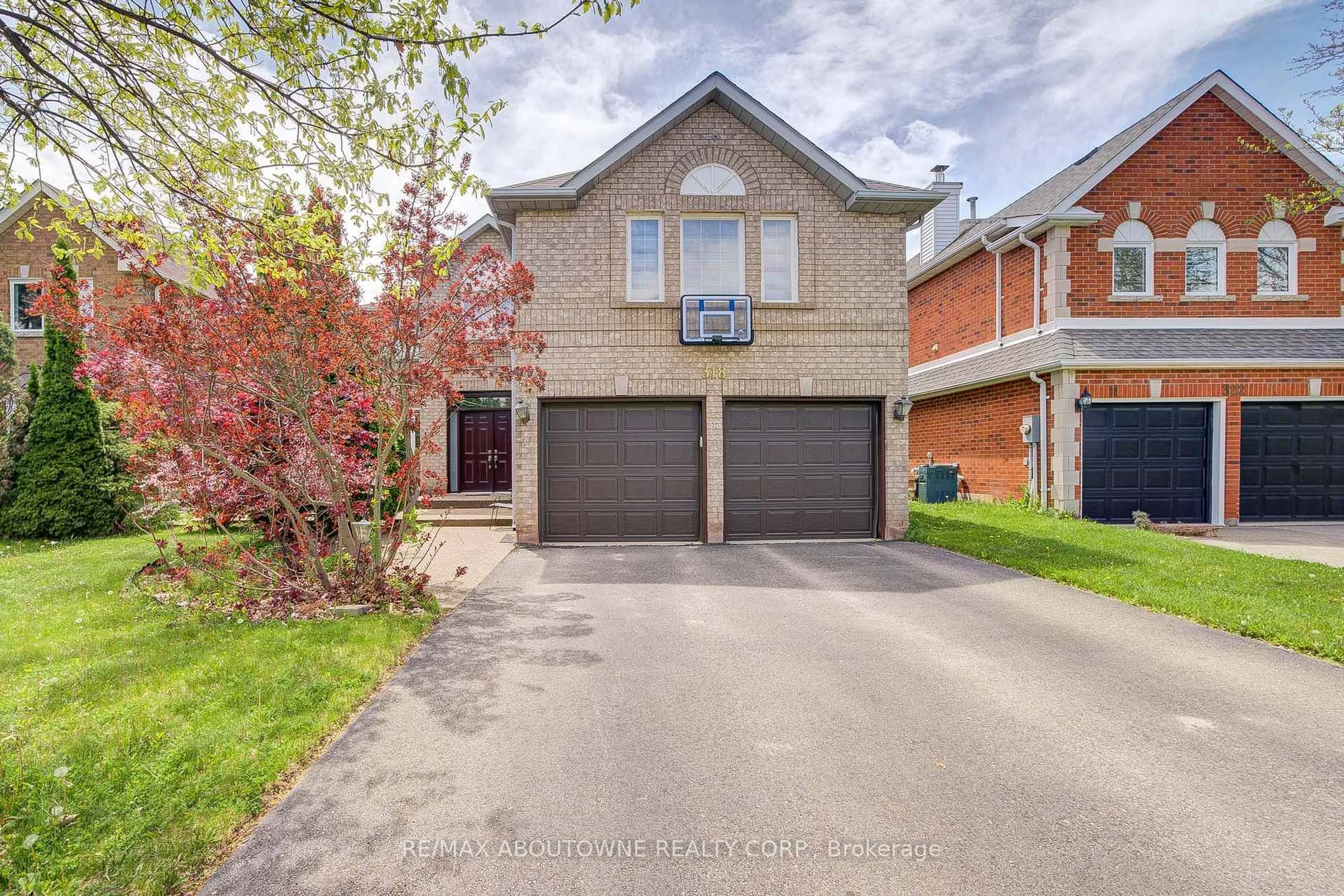 Home with brick exterior material, street for 318 Northwood Dr, Oakville Ontario L6M 1M7