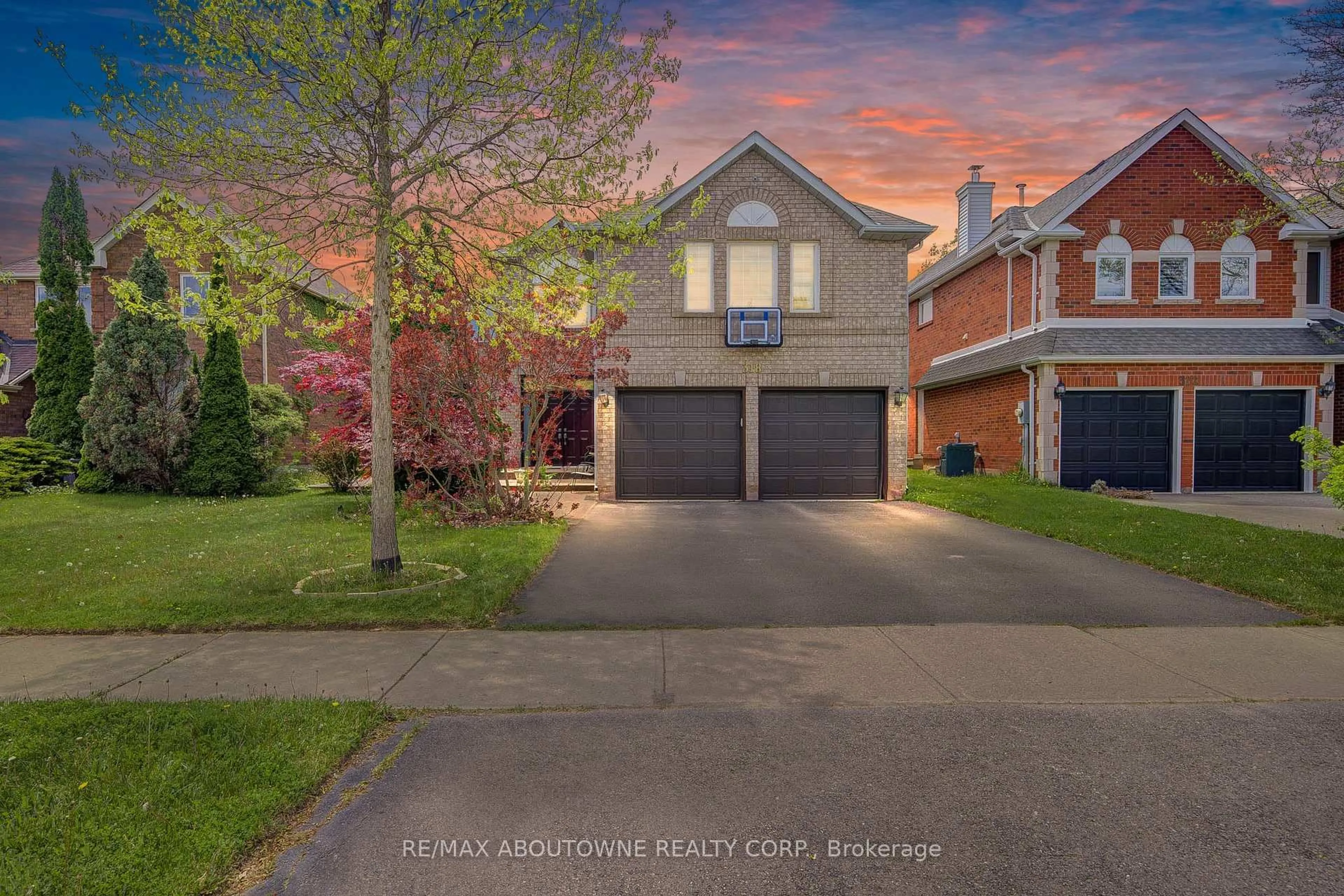 A pic from outside/outdoor area/front of a property/back of a property/a pic from drone, street for 318 Northwood Dr, Oakville Ontario L6M 1M7