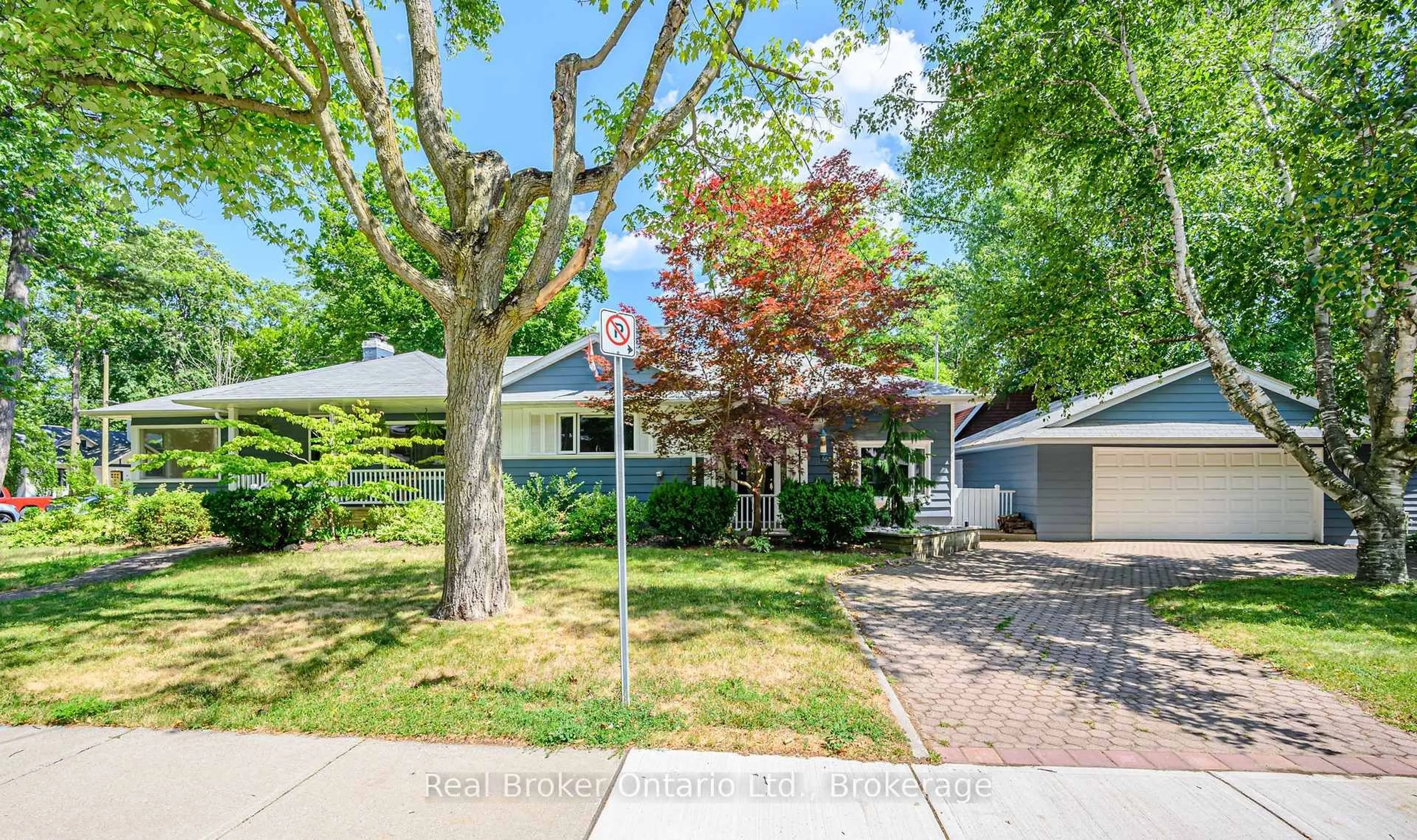 A pic from outside/outdoor area/front of a property/back of a property/a pic from drone, street for 374 Spruce St, Oakville Ontario L6J 2H3
